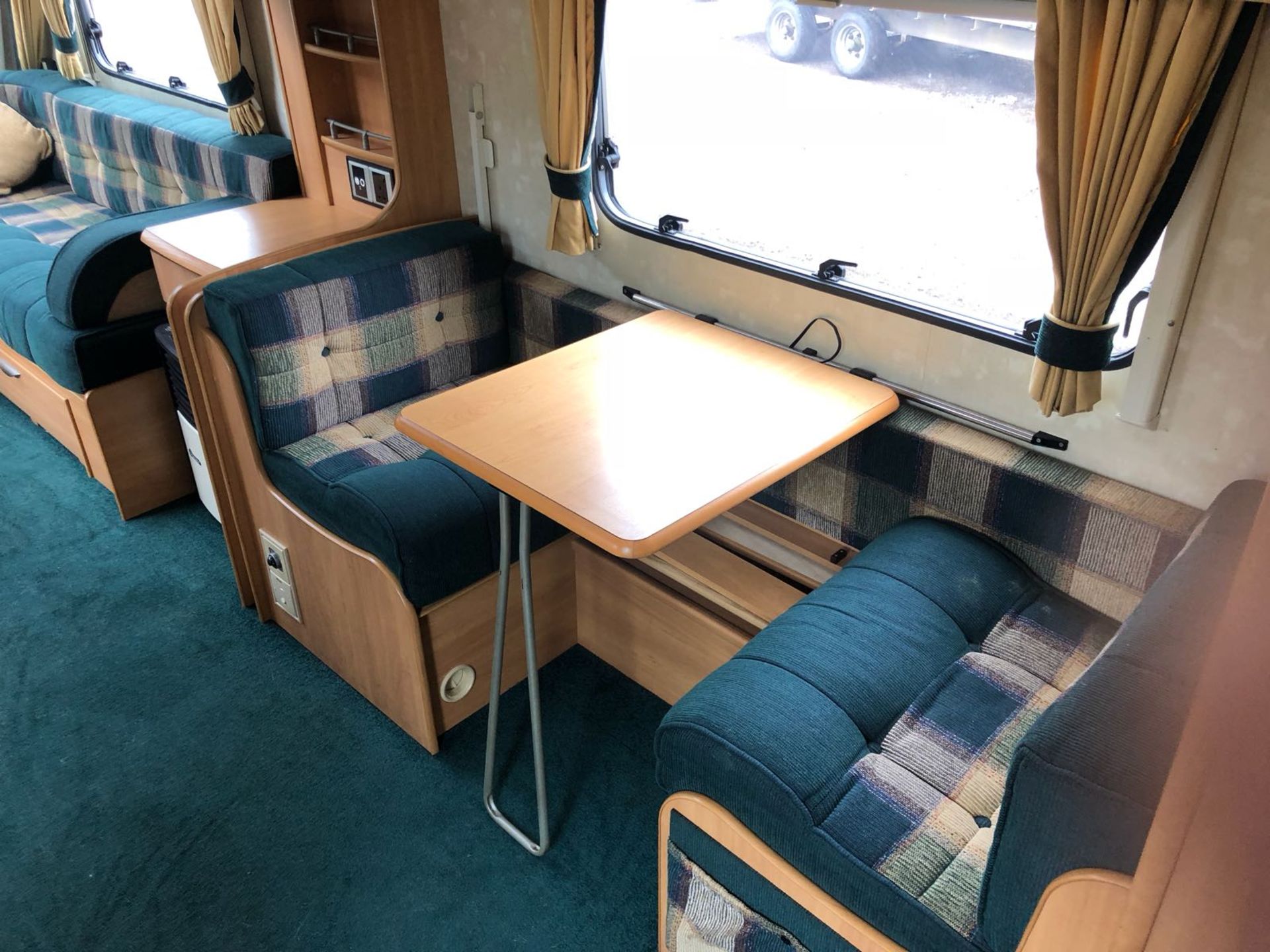 SWIFT 580 LUX CARAVAN - Image 7 of 16