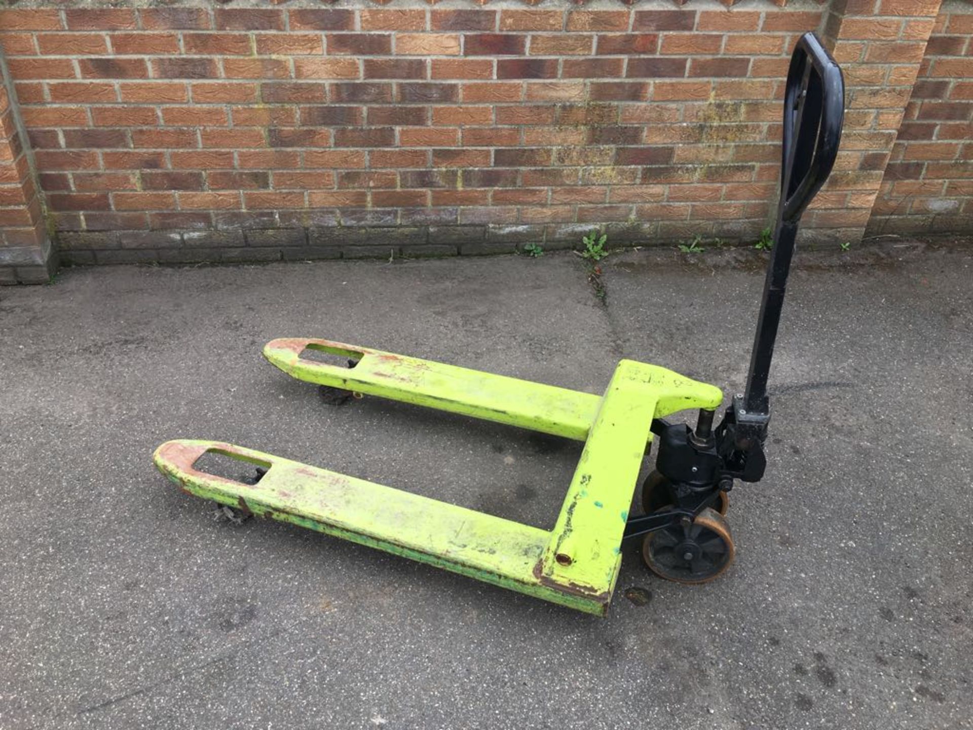 PALLET TRUCKS 2200 KG - Image 2 of 5