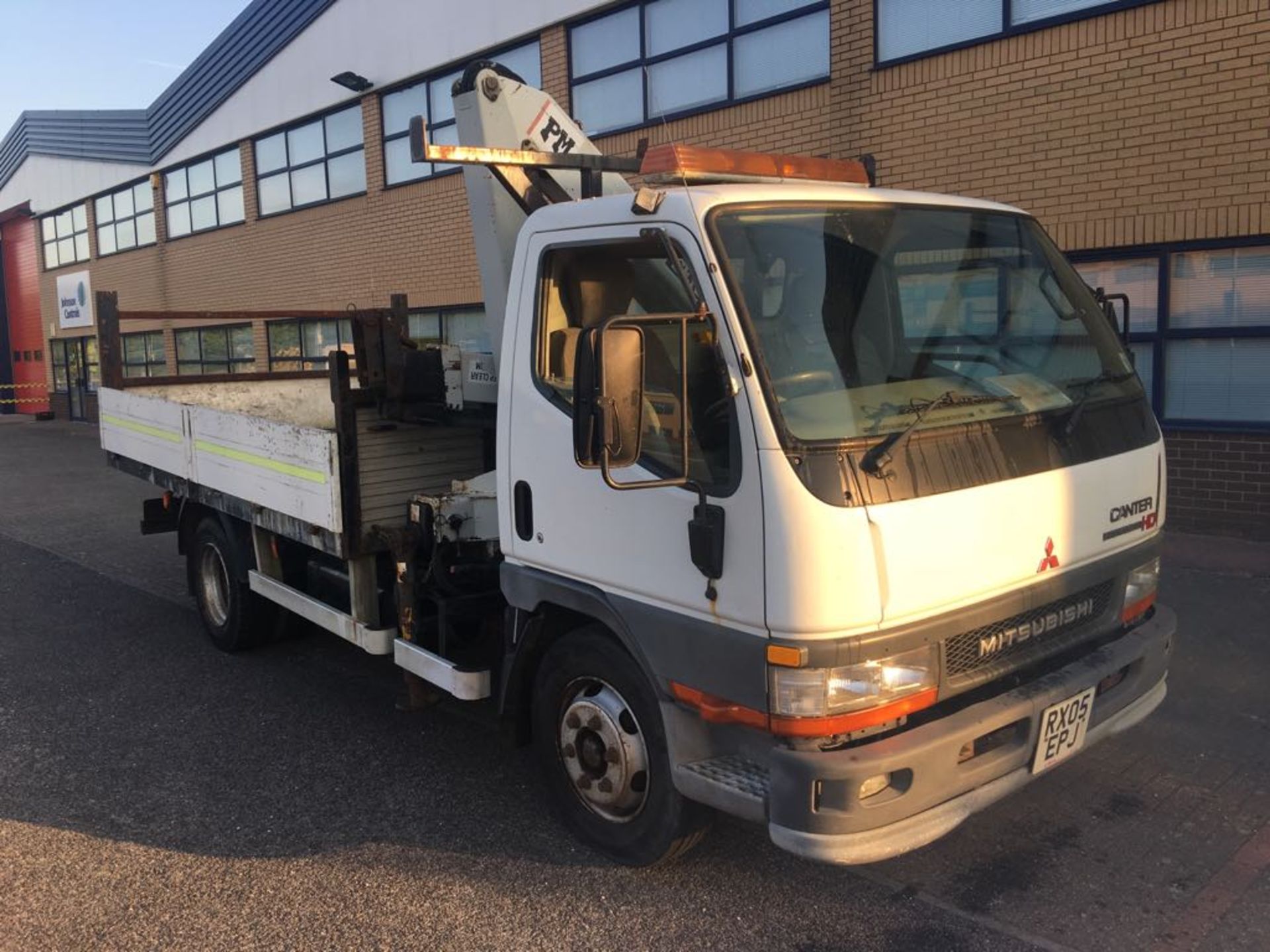 2005 MITSUBISHI CANTER 75 HIAB TRUCK HGV - Image 2 of 18