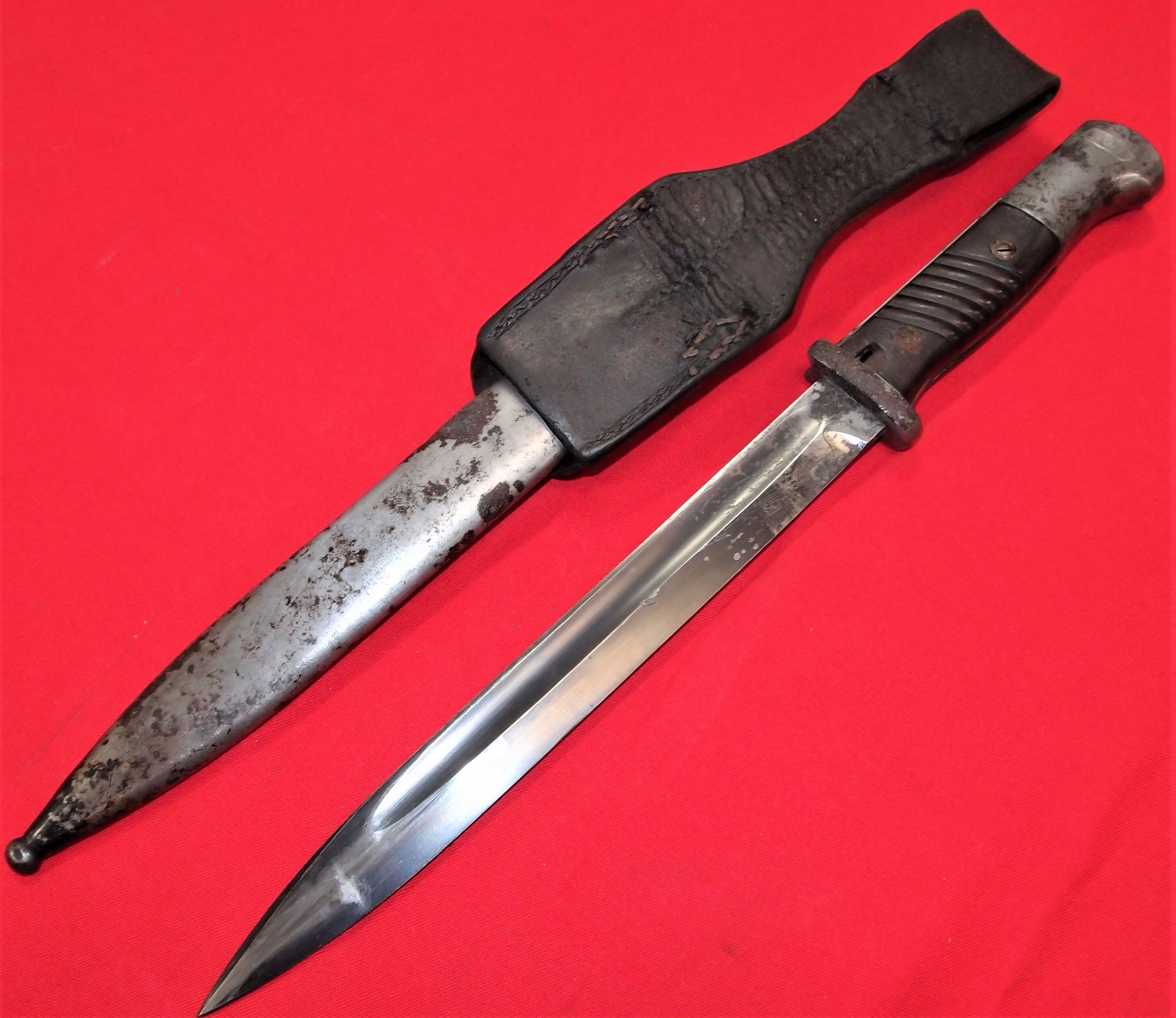 WW2 German K98 service bayonet, with matching numbered scabbard & leather frog by Clemen & Jung - Image 2 of 6