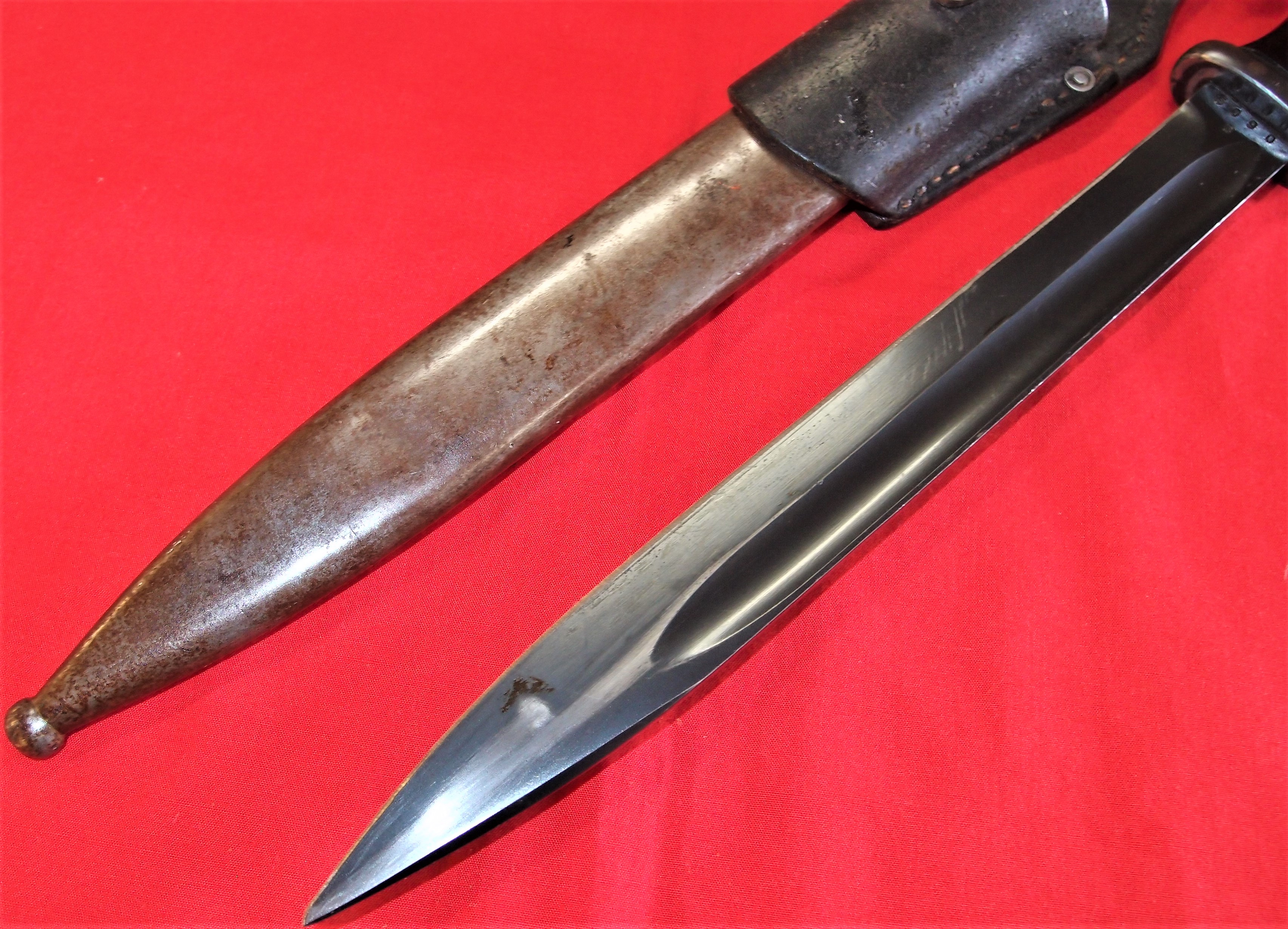 WW2 German K98 service bayonet, with matching numbered scabbard & leather frog by Paul Weyersburg - Image 4 of 9