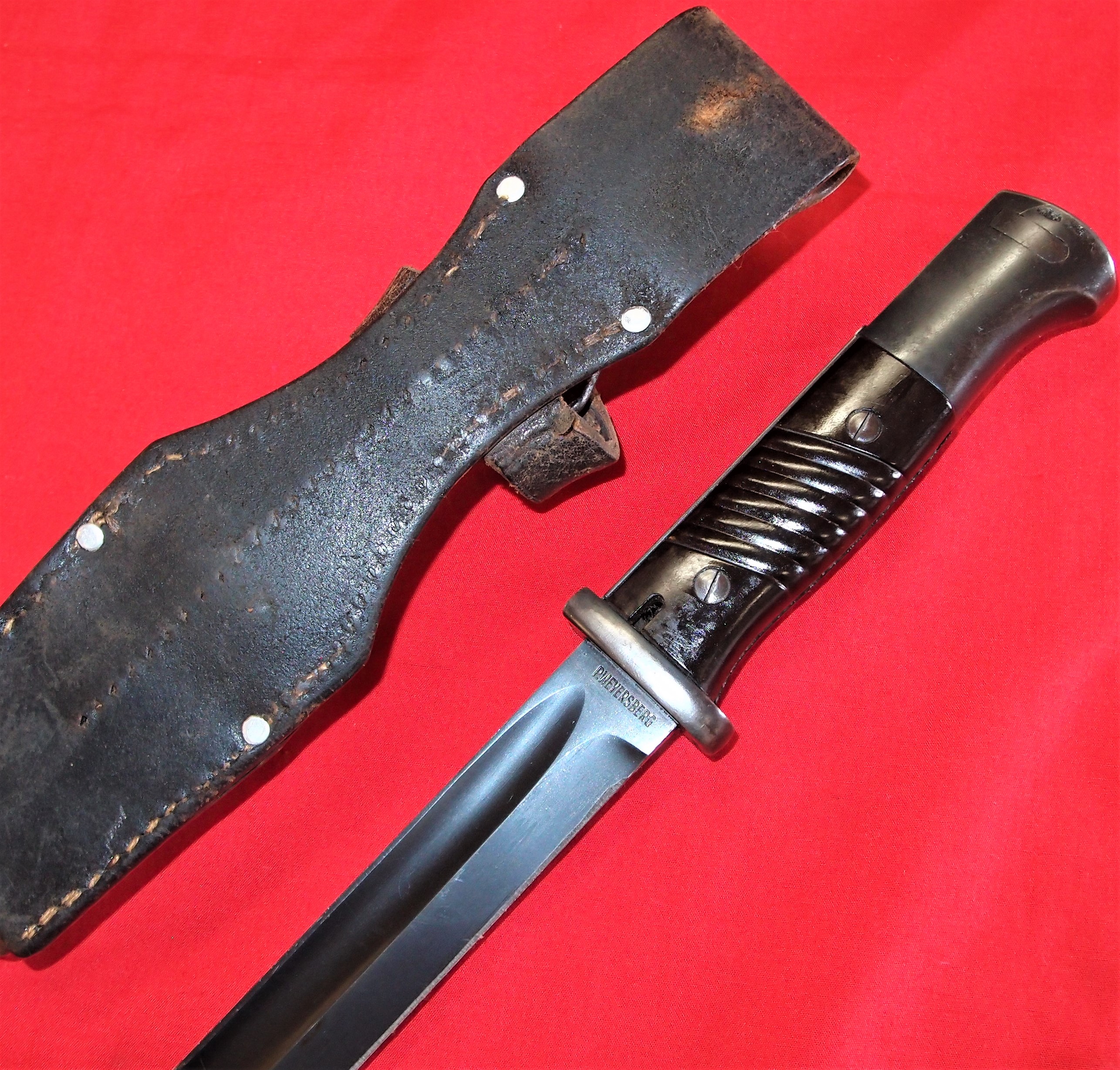 WW2 German K98 service bayonet, with matching numbered scabbard & leather frog by Paul Weyersburg - Image 5 of 9