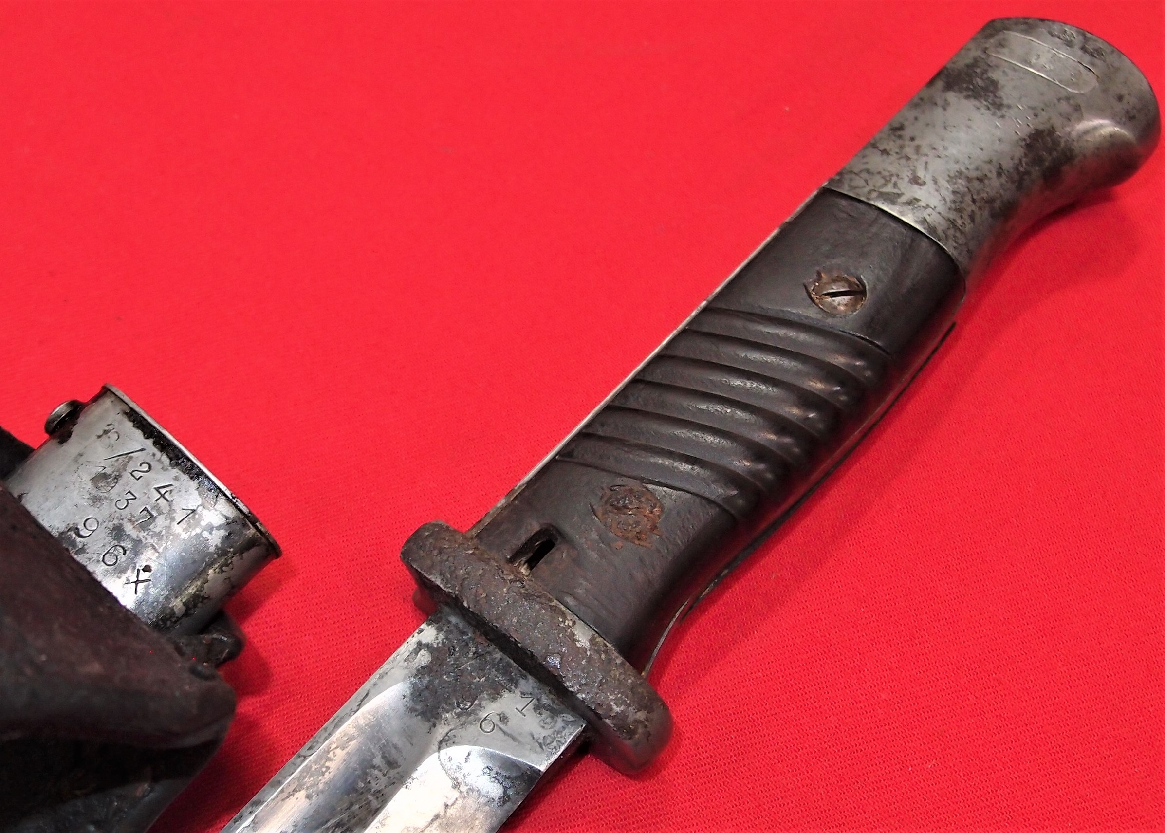 WW2 German K98 service bayonet, with matching numbered scabbard & leather frog by Clemen & Jung - Image 5 of 6