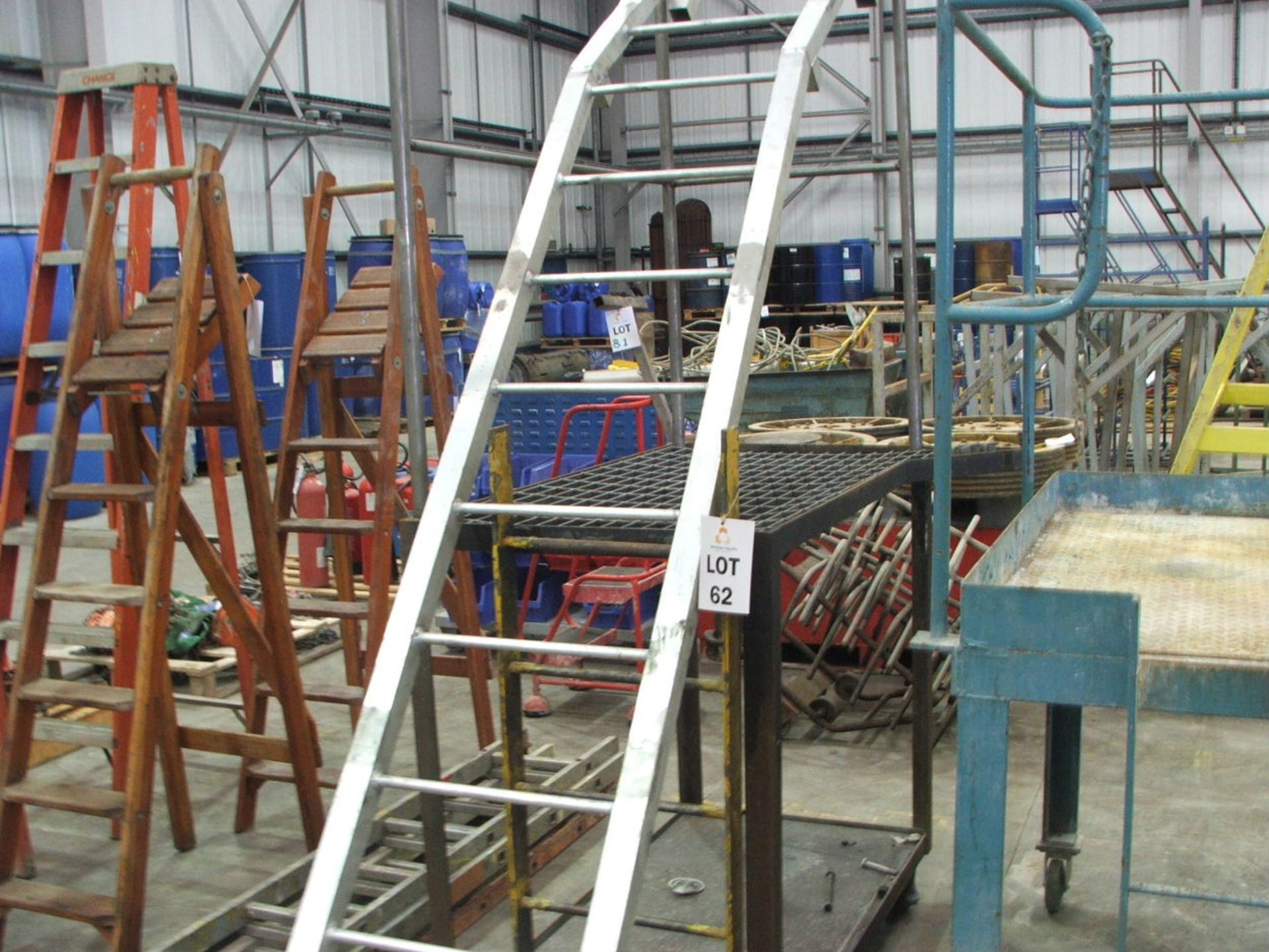 1 X STEEL MOBILE WORK PLATFORM & 1 X ALUMINIUM 14 RUNG ACCESS LADDER