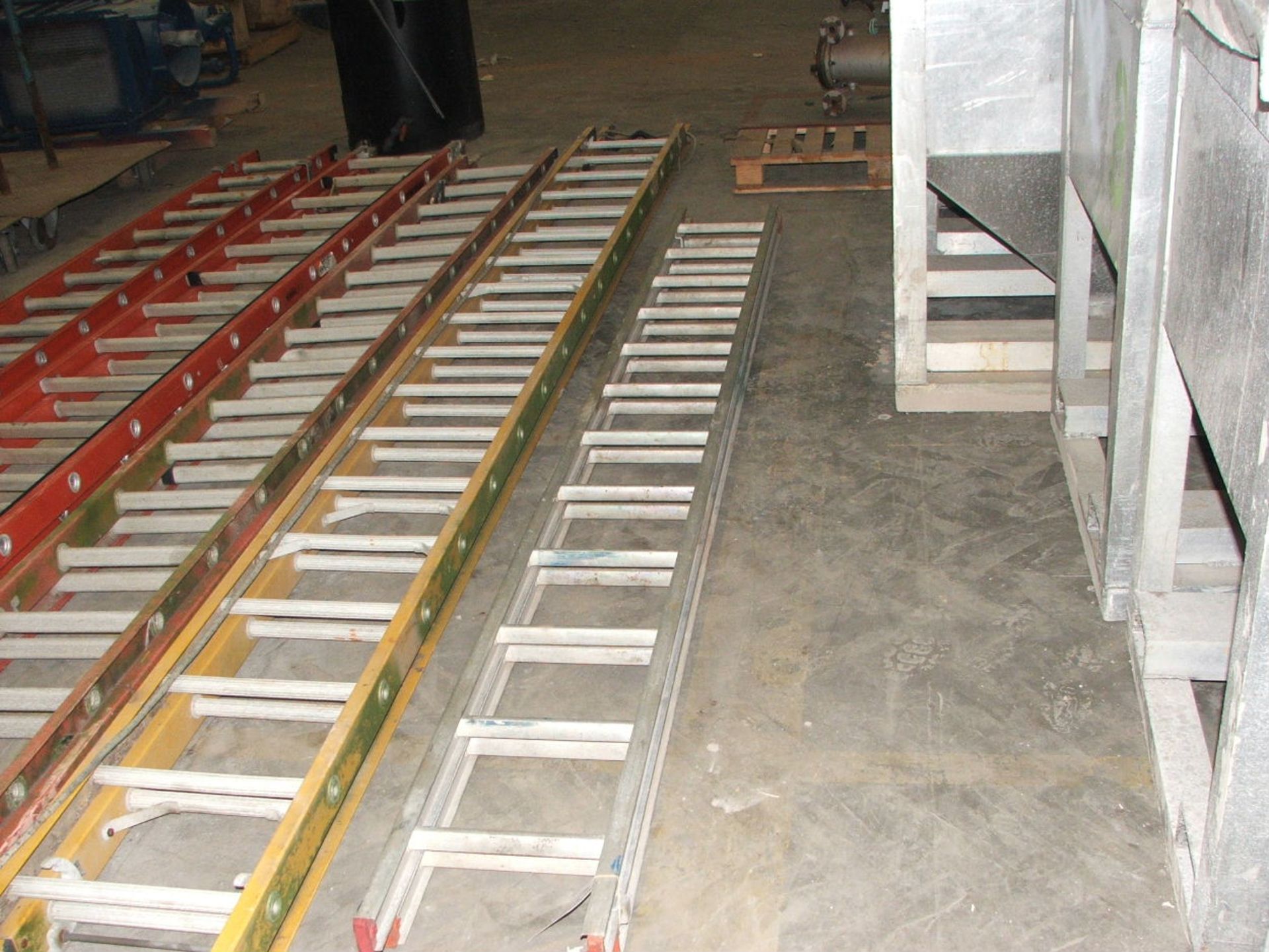 12 RUNG ALUMINIUM EXTENSION LADDER