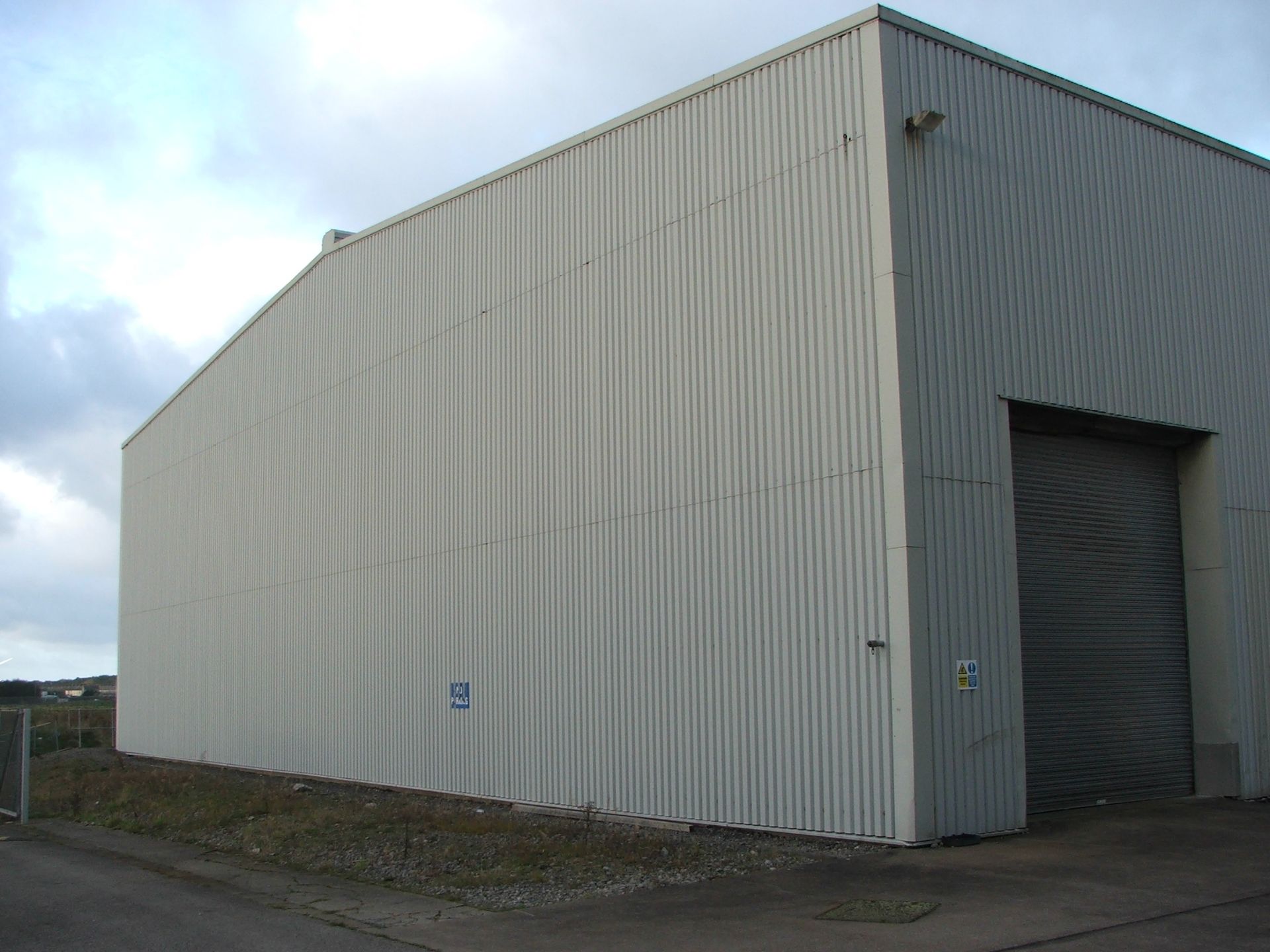 1 X PORTAL FRAMED BUILDING 30,000W X 51840L X 8000H TO RIDGE WITH HIGH BAY LIGHTS, 3 ROLLER