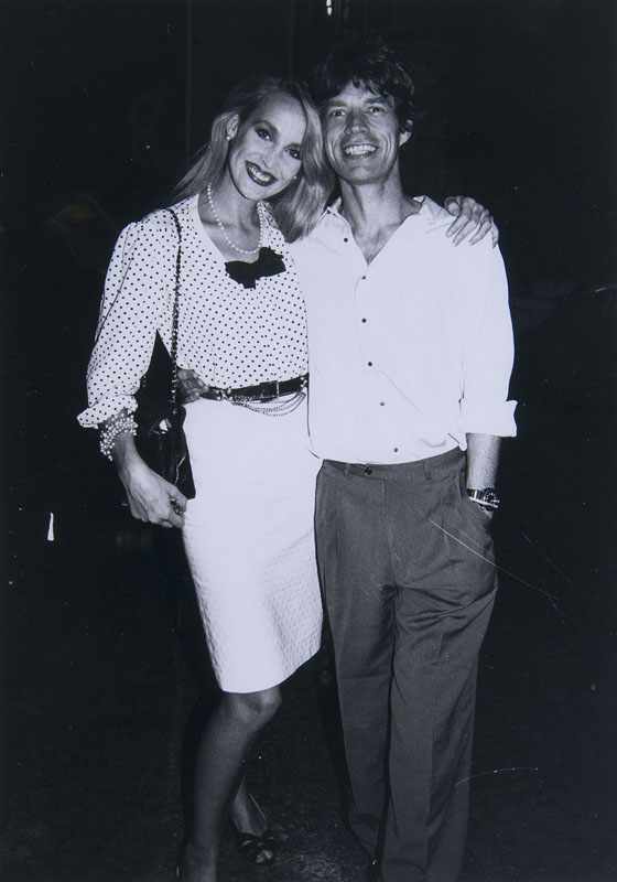 Mick Jagger und Jerry Hall. Pressephotographie. Silbergelatineabzug. 24,5 x 17,5 cm (Passepartout-