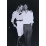 Mick Jagger und Jerry Hall. Pressephotographie. Silbergelatineabzug. 24,5 x 17,5 cm (Passepartout-