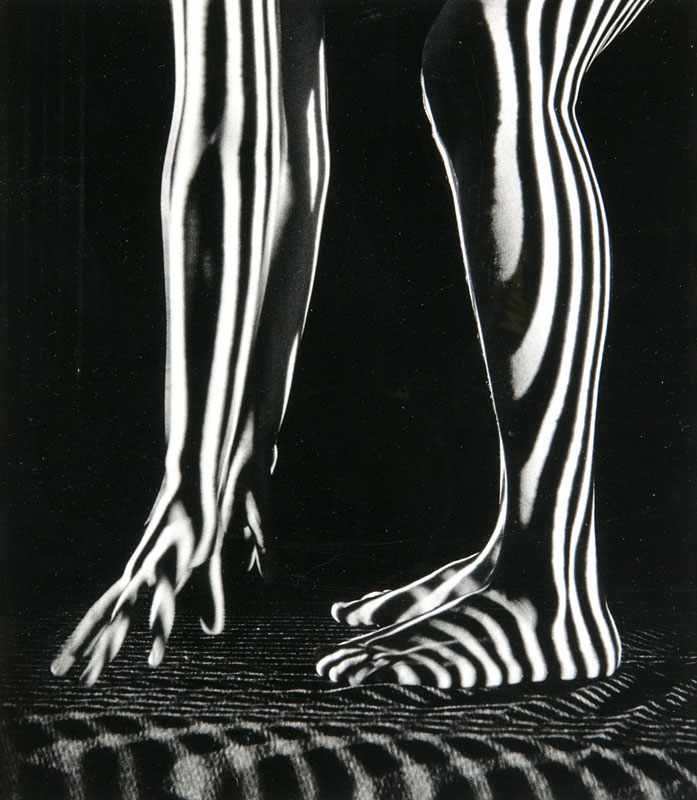 Miller, Martin H.. (1917 - 2005). Striped Light Nude. Vintage, Silbergelatine Abzug. Um 1960. Ca. 23