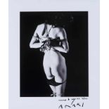 Araki, Nobuyoshi. (1940 Minowa, Tokio - lebt u. arbeitet in Tokio). Kinbaku. Späterer Abzug.