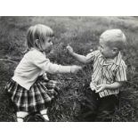 Arnold, Eve. (1912 Philadelphia - 2012 London). Spielende Kinder. Vintage, Silbergelatineabzug. 26 x