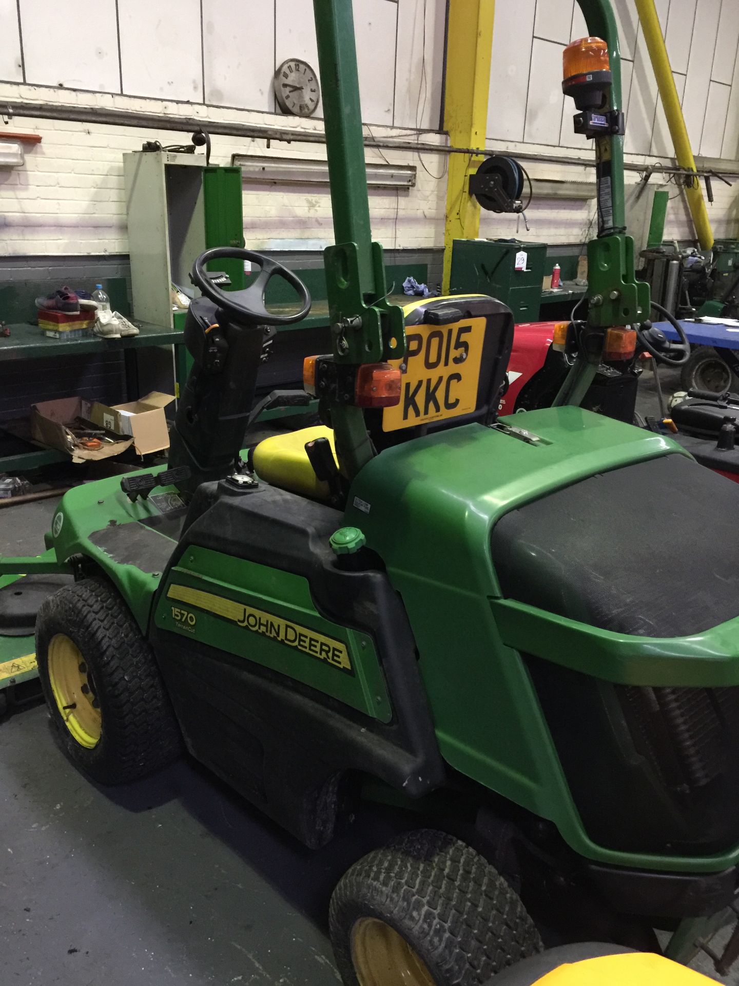 John Deere 1570 Front Rotary Mower with John Deere Fast Back Commercial 62 Grasscutter - Bild 4 aus 6