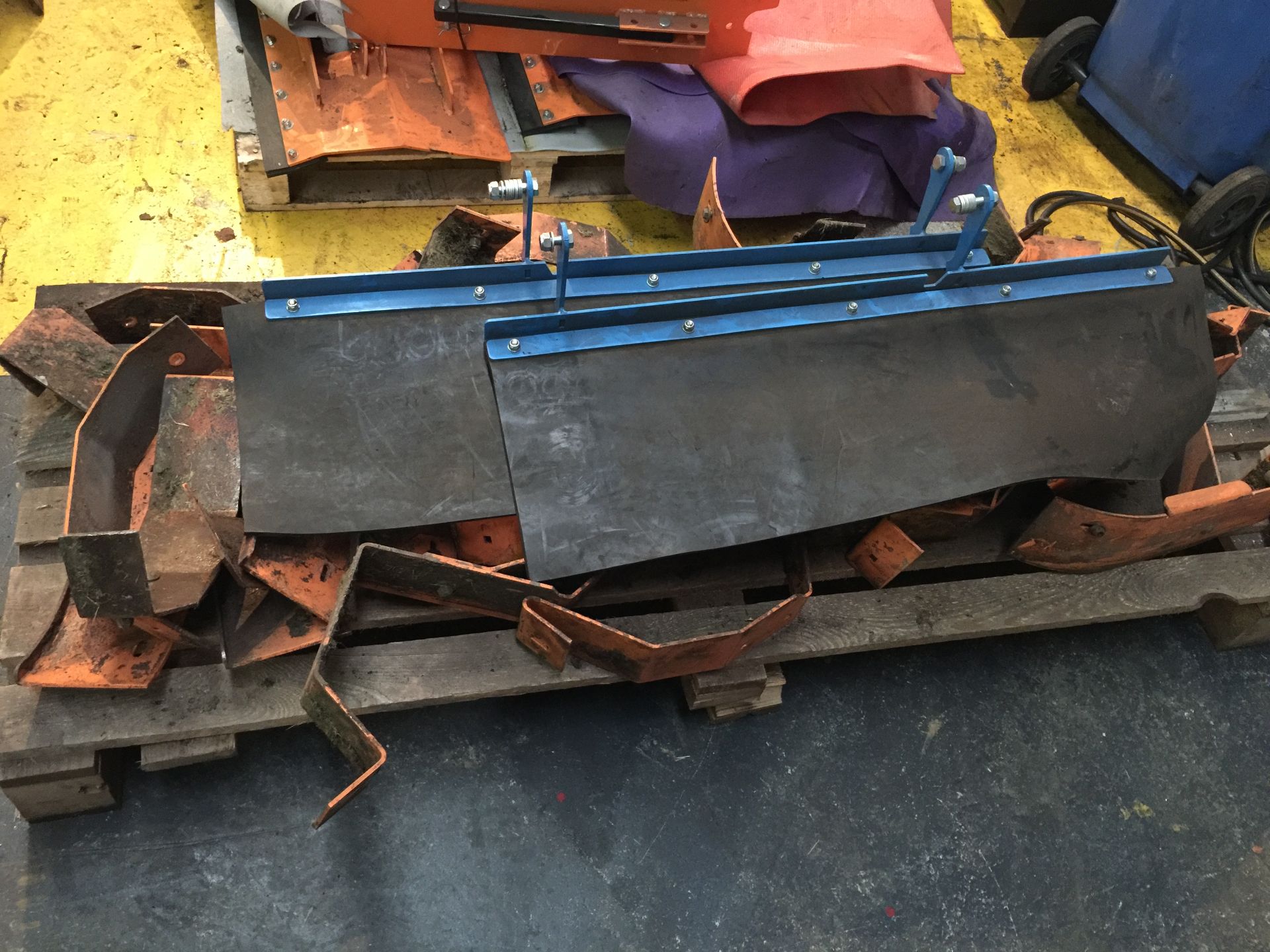 4 x John Deere SP-18 Snow plough Blades and Spare & Repair Parts on 2 pallets - Bild 2 aus 2