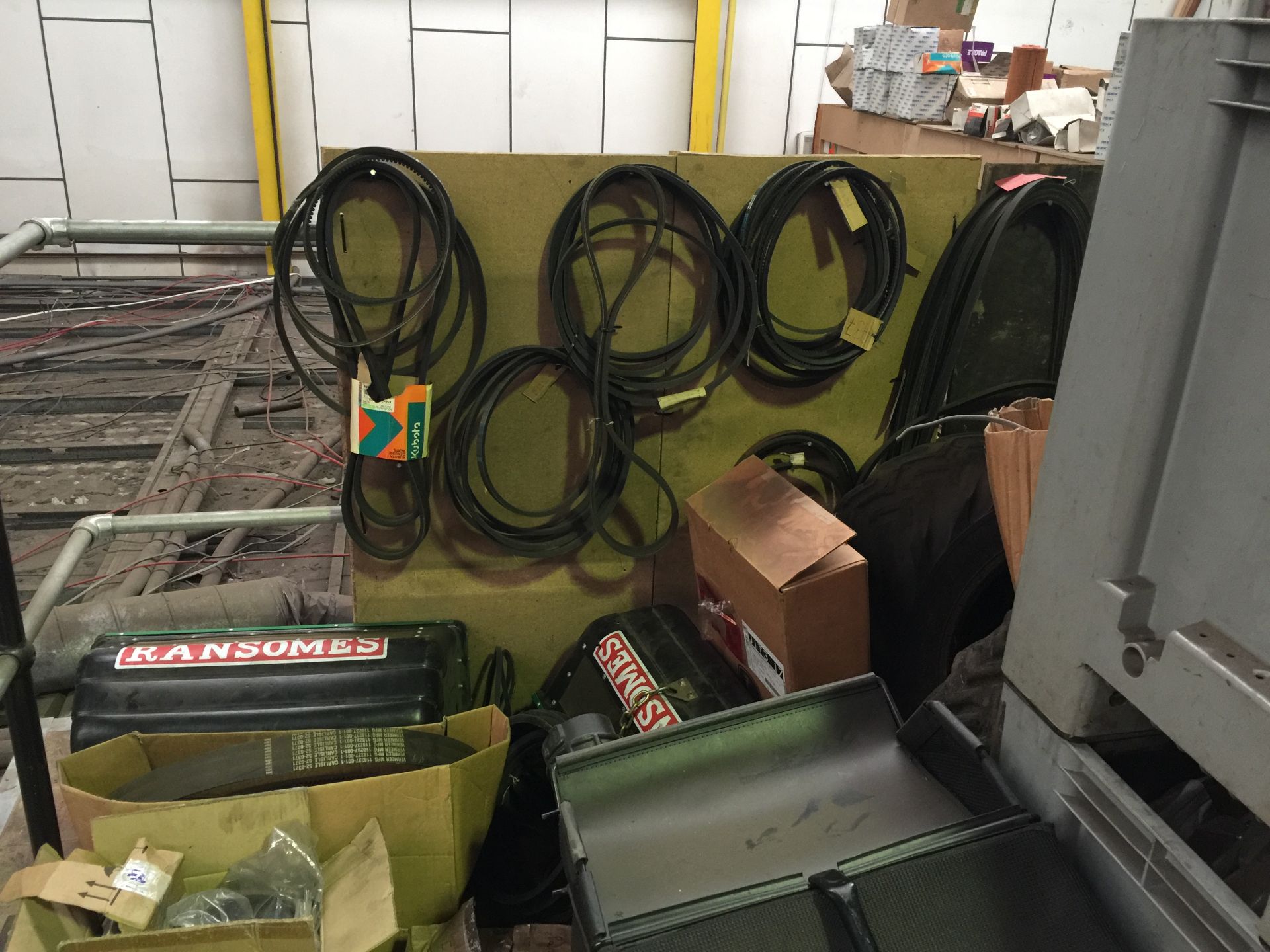 Quantity of spares including fan belts, spare tyres, filters, etc, as indicated, 3 stillages 2 mobil - Bild 5 aus 11