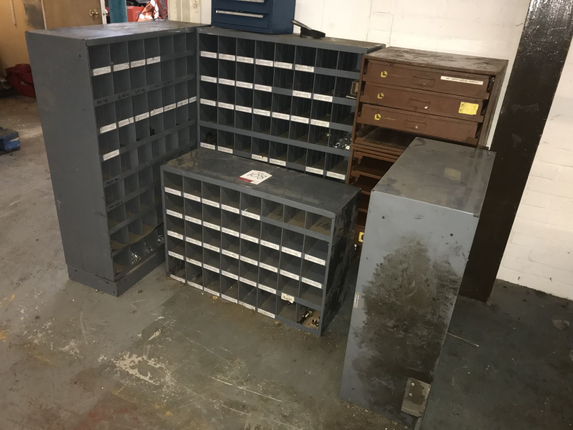 Quantity of Various Pigeon Hole Storage Bin Units & Workshop Drawer Units & Contents - Bild 2 aus 2