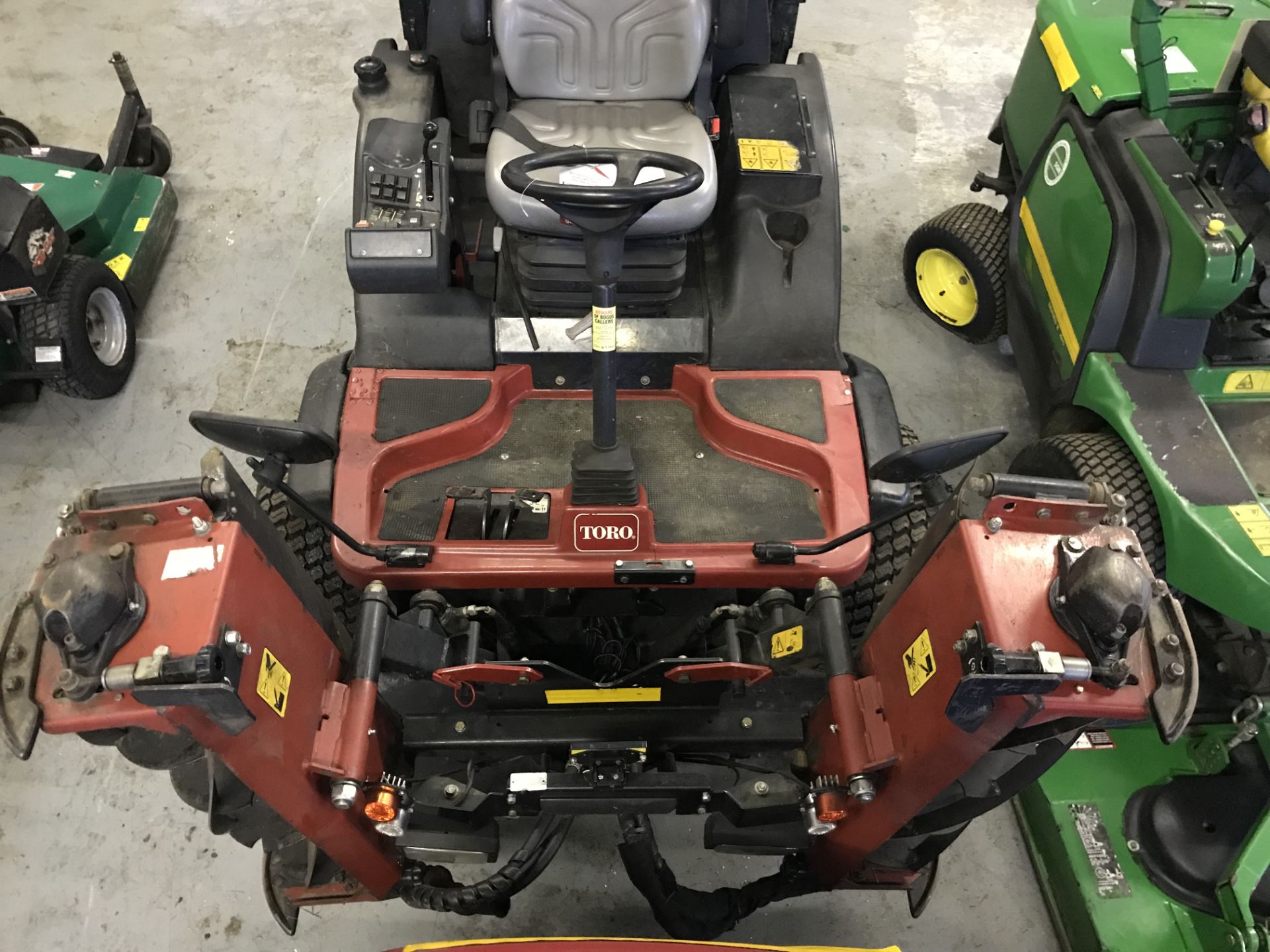 Toro LT3340 4WD 3 Gang Ride On Reel Mower | 2012 - Bild 4 aus 7