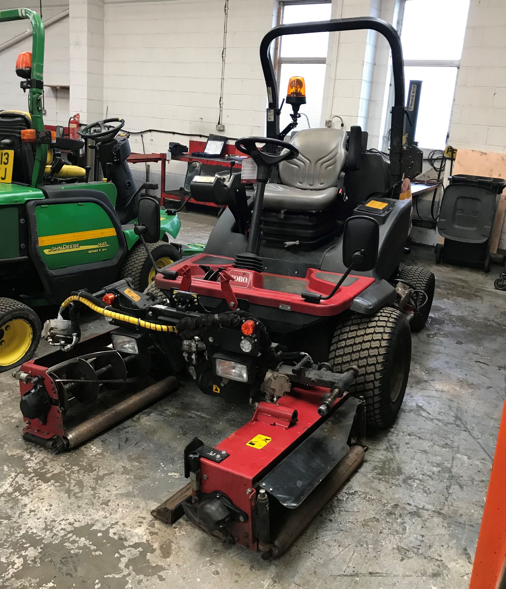 Toro LT3340 4WD 3 Gang Ride On Reel Mower | 2015 - Bild 2 aus 11