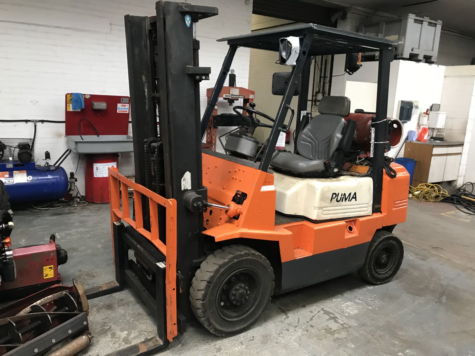 Puma FG25 Gas 2.5T Forklift | 1994 | Hours: 5,142 - Bild 2 aus 5