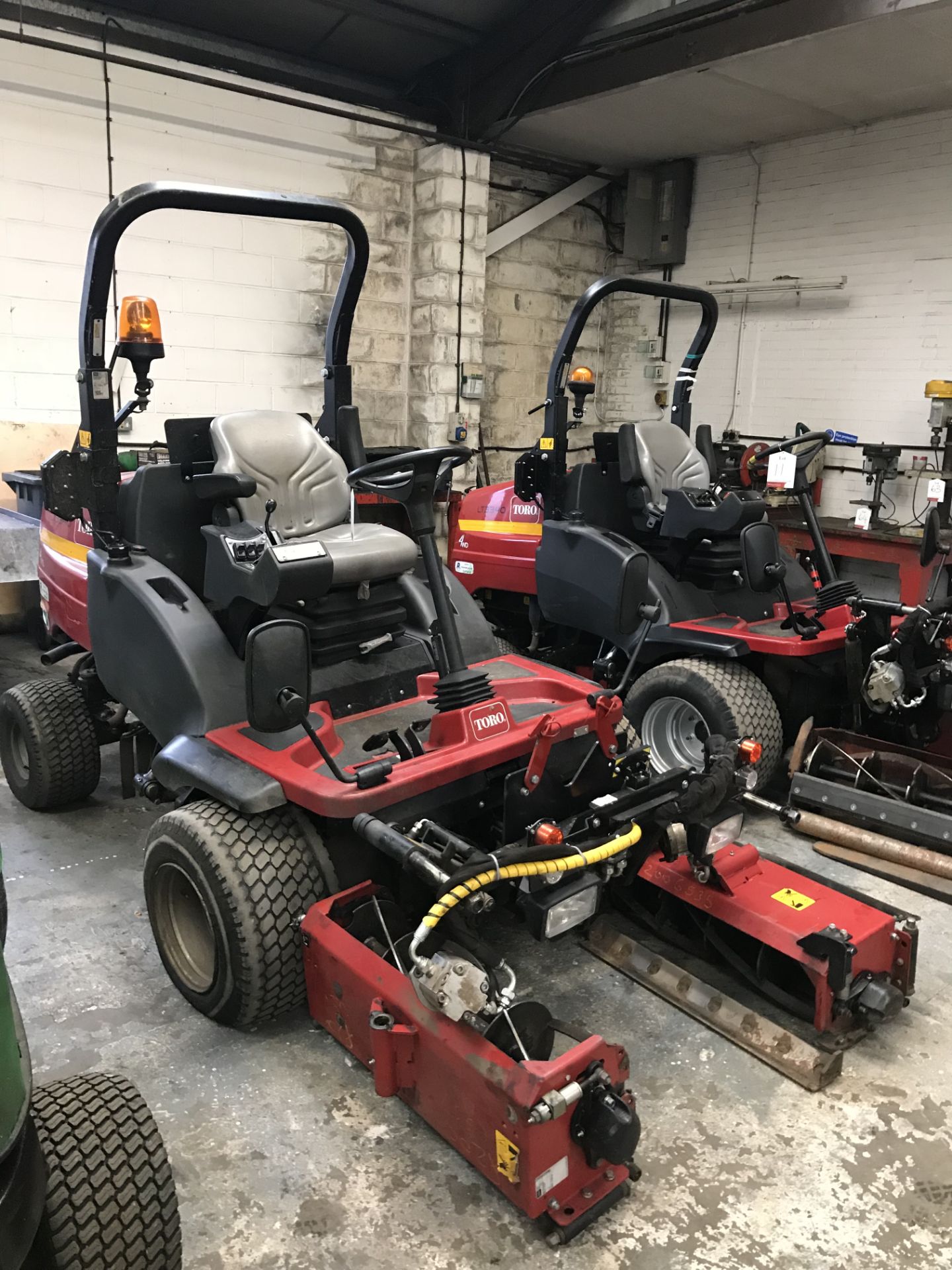 Toro LT3340 4WD 3 Gang Ride On Reel Mower | 2015 - Image 3 of 11