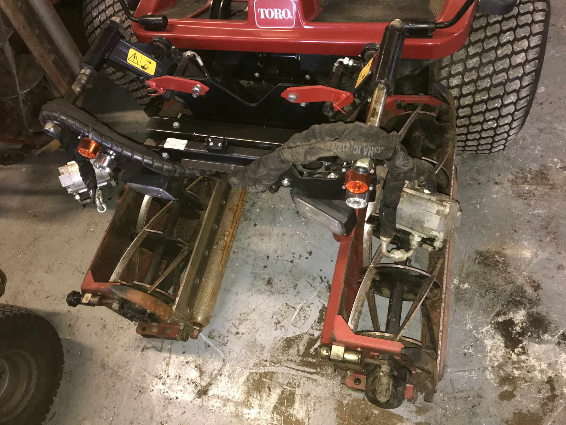 Toro LT3340 4WD 3 Gang Ride On Reel Mower | 2015 - Image 3 of 9