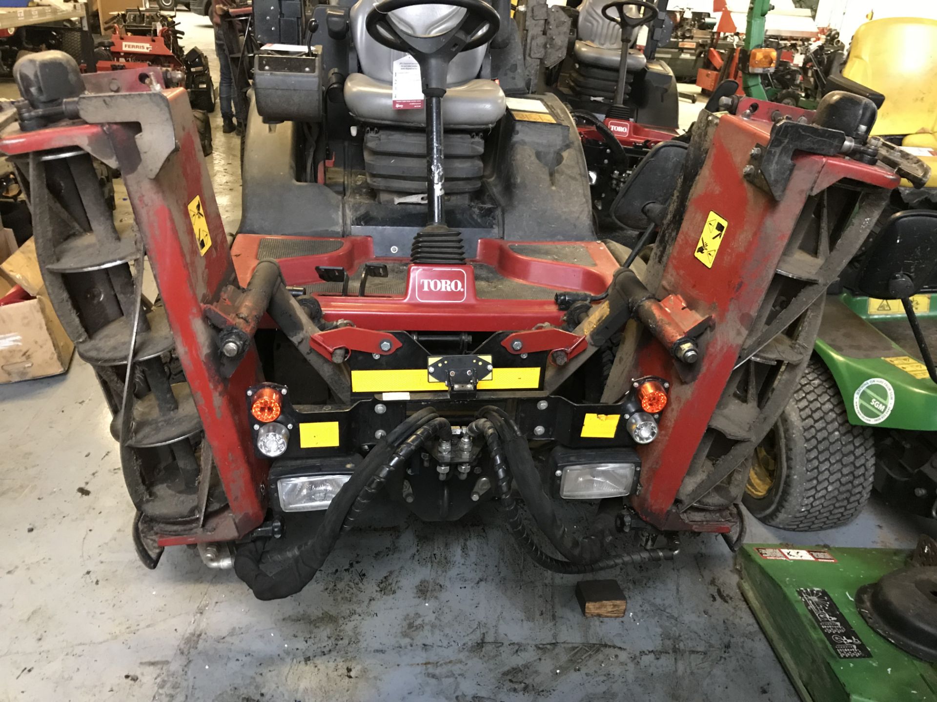 Toro LT3340 4WD 3 Gang Ride On Reel Mower | 2012 - Image 5 of 7