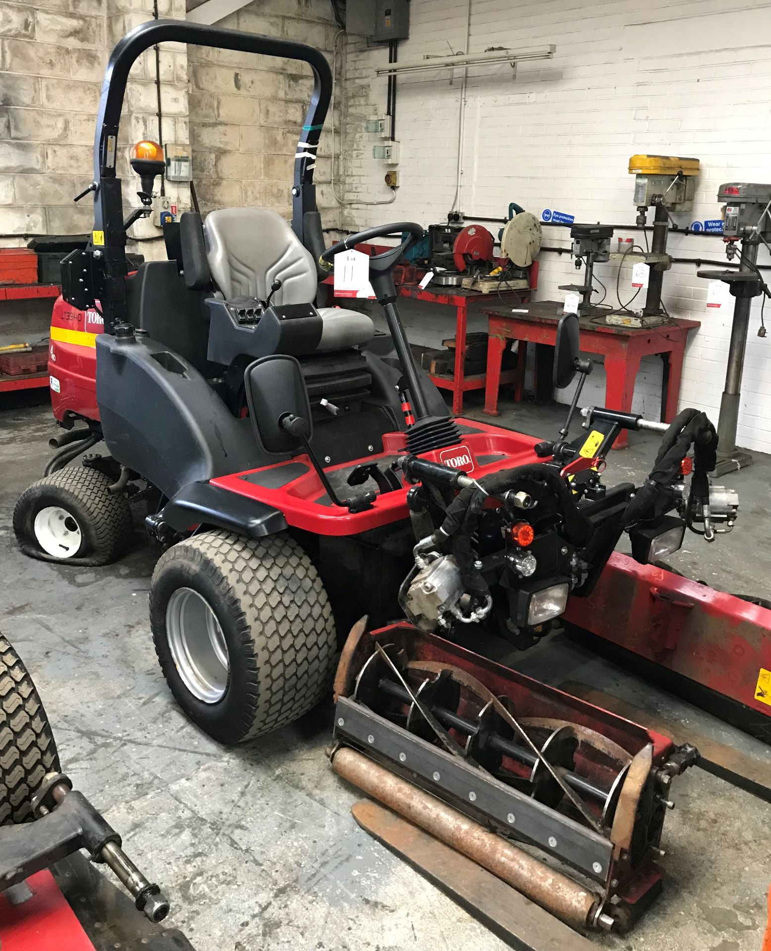 Toro LT3340 4WD 3 Gang Ride On Reel Mower | 2015 - Image 3 of 12