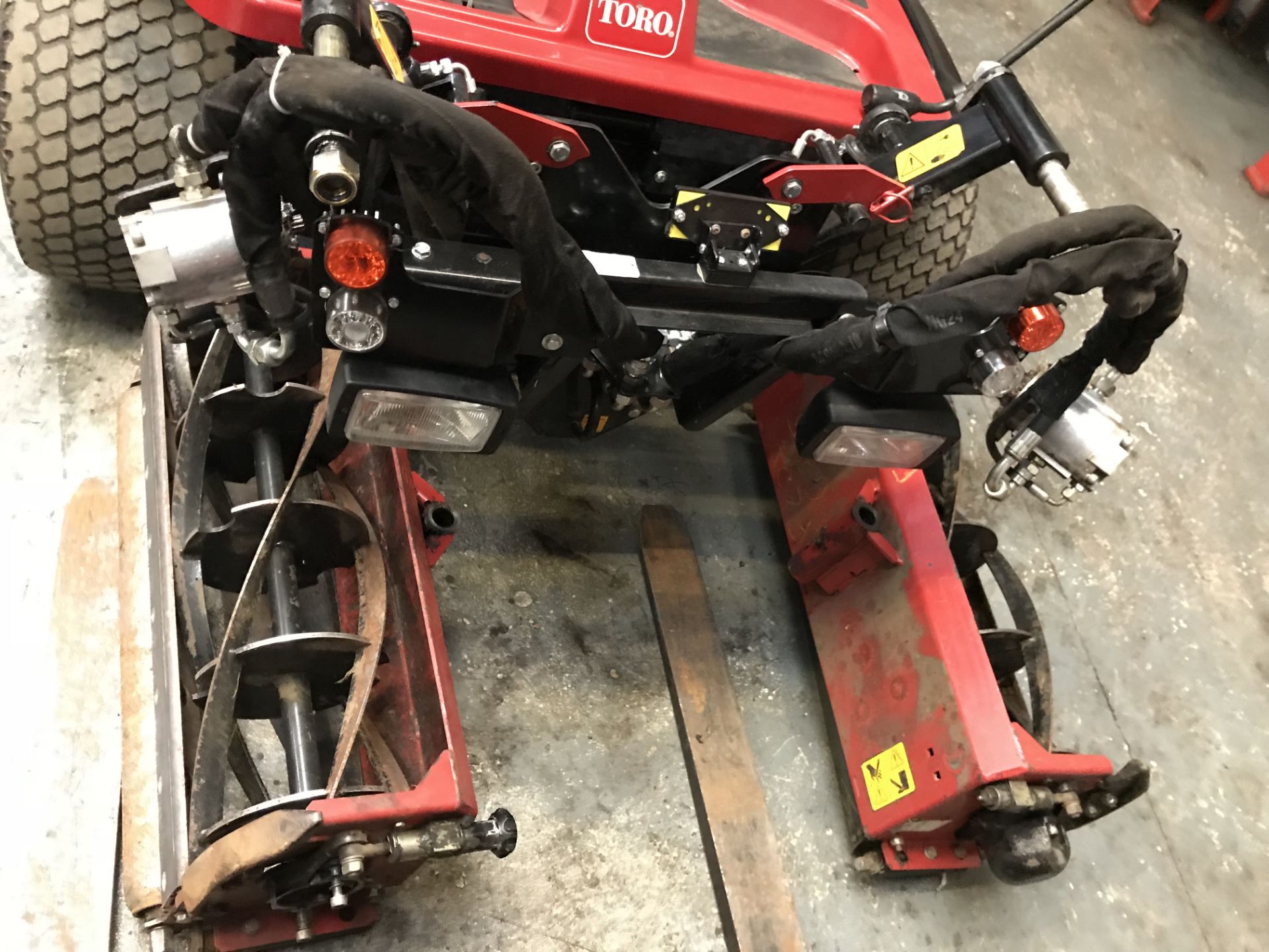 Toro LT3340 4WD 3 Gang Ride On Reel Mower | 2015 - Image 9 of 12