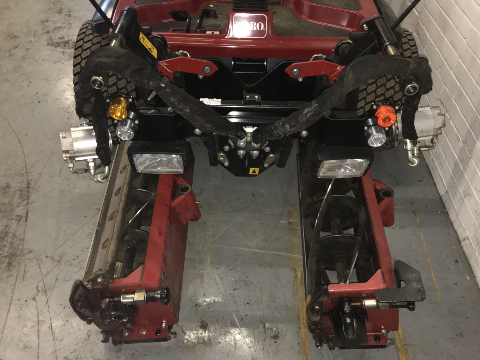 Toro LT3340 4WD 3 Gang Ride On Reel Mower | 2015 - Image 8 of 8