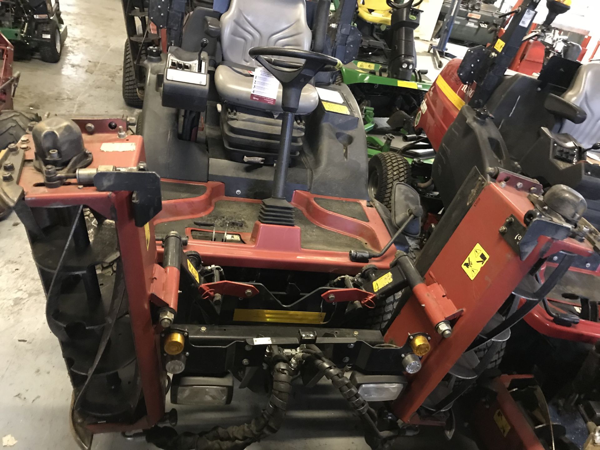 Toro LT3340 4WD 3 Gang Ride On Reel Mower | 2012 - Image 5 of 6