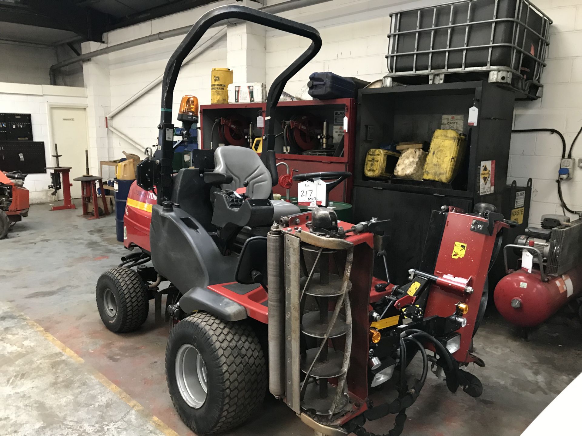 Toro LT3340 4WD 3 Gang Ride On Reel Mower | 2012 - Image 2 of 11