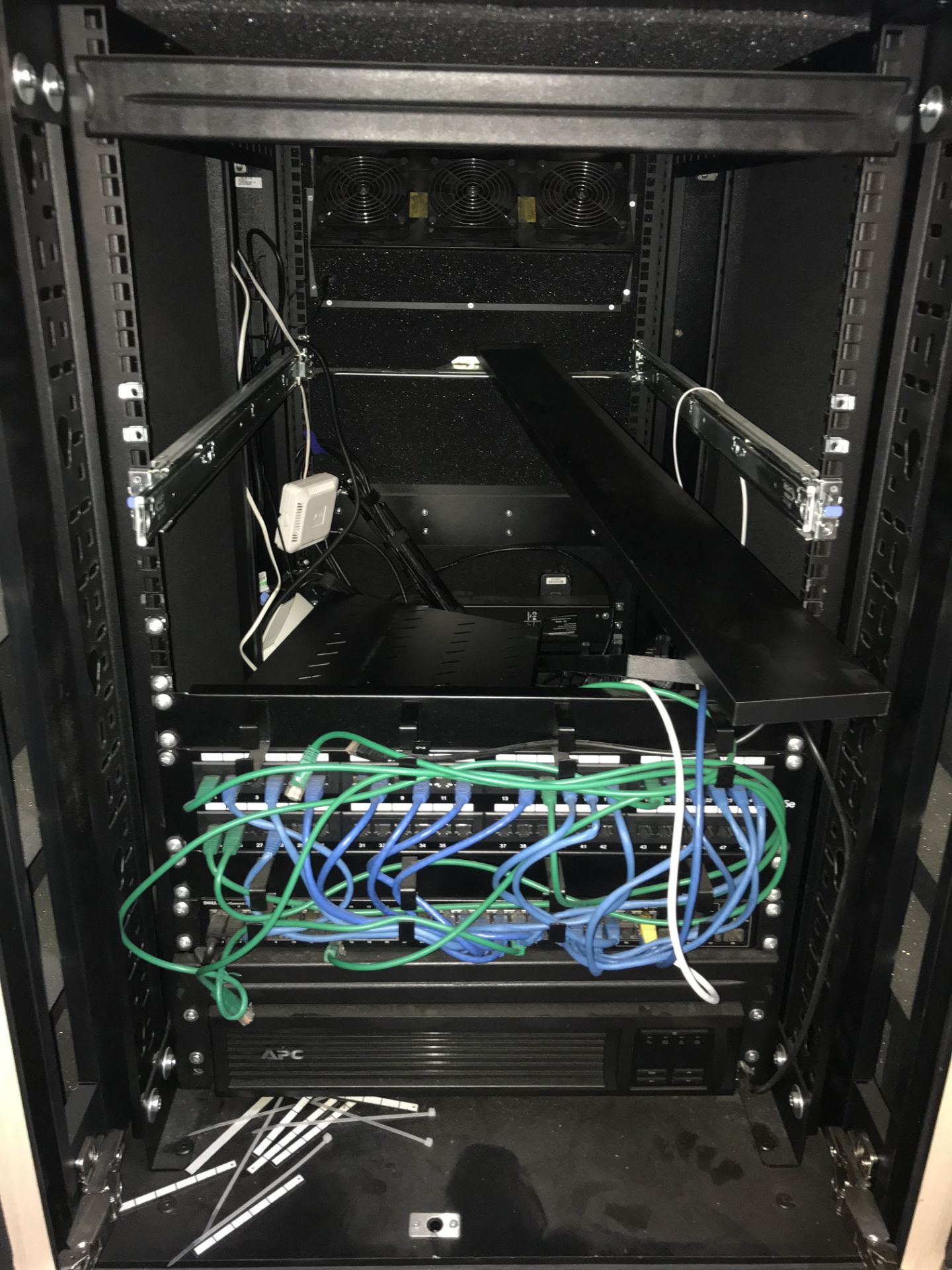 APC UPS Unit with keys - Image 8 of 10