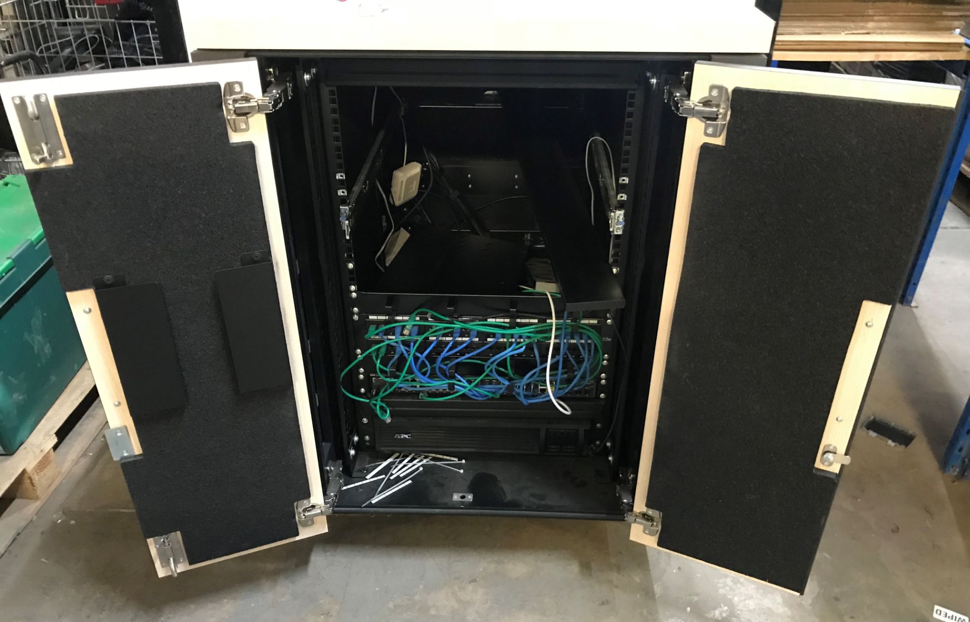 APC UPS Unit with keys - Image 5 of 10