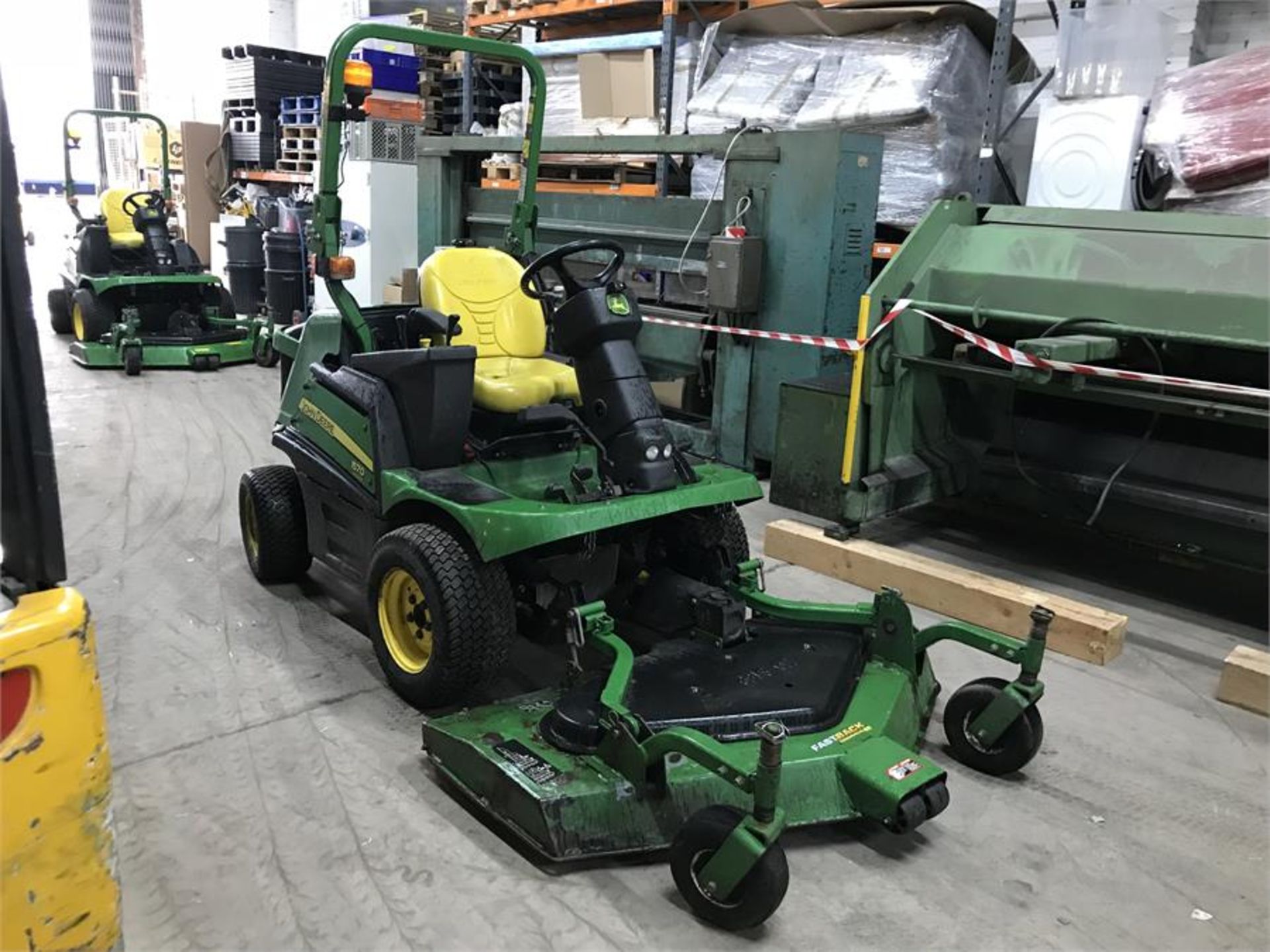 John Deere 1570 TER C 4WD Front Rotary Mower with Fastback Commercial 62 Attachment - Image 3 of 6