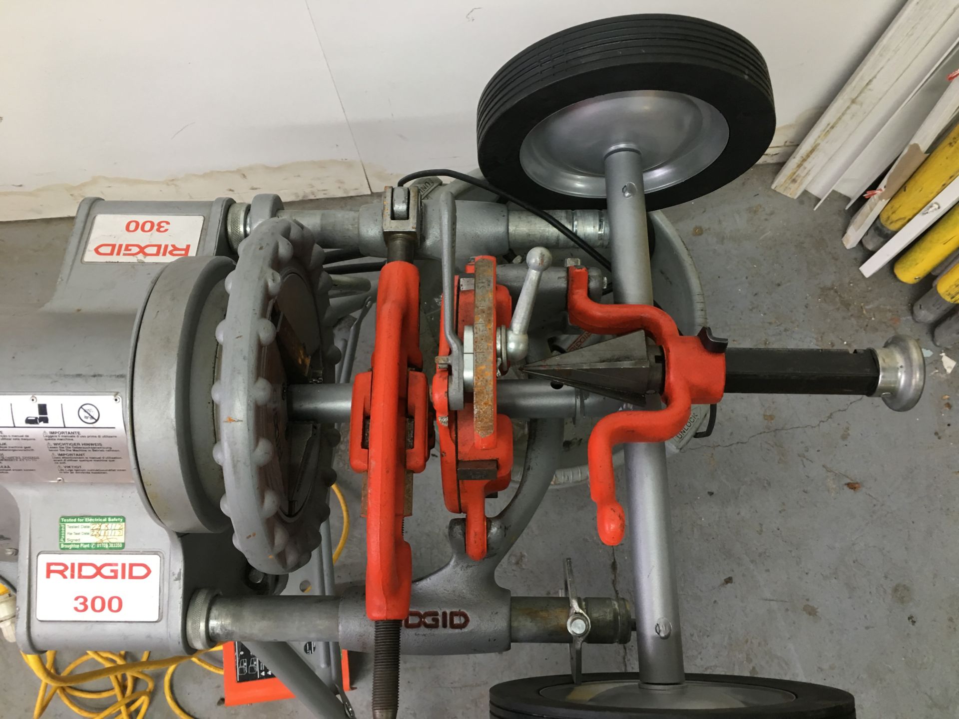 Ridgid 300 electric pipe threader with foot switch and oil bucket - Image 2 of 4
