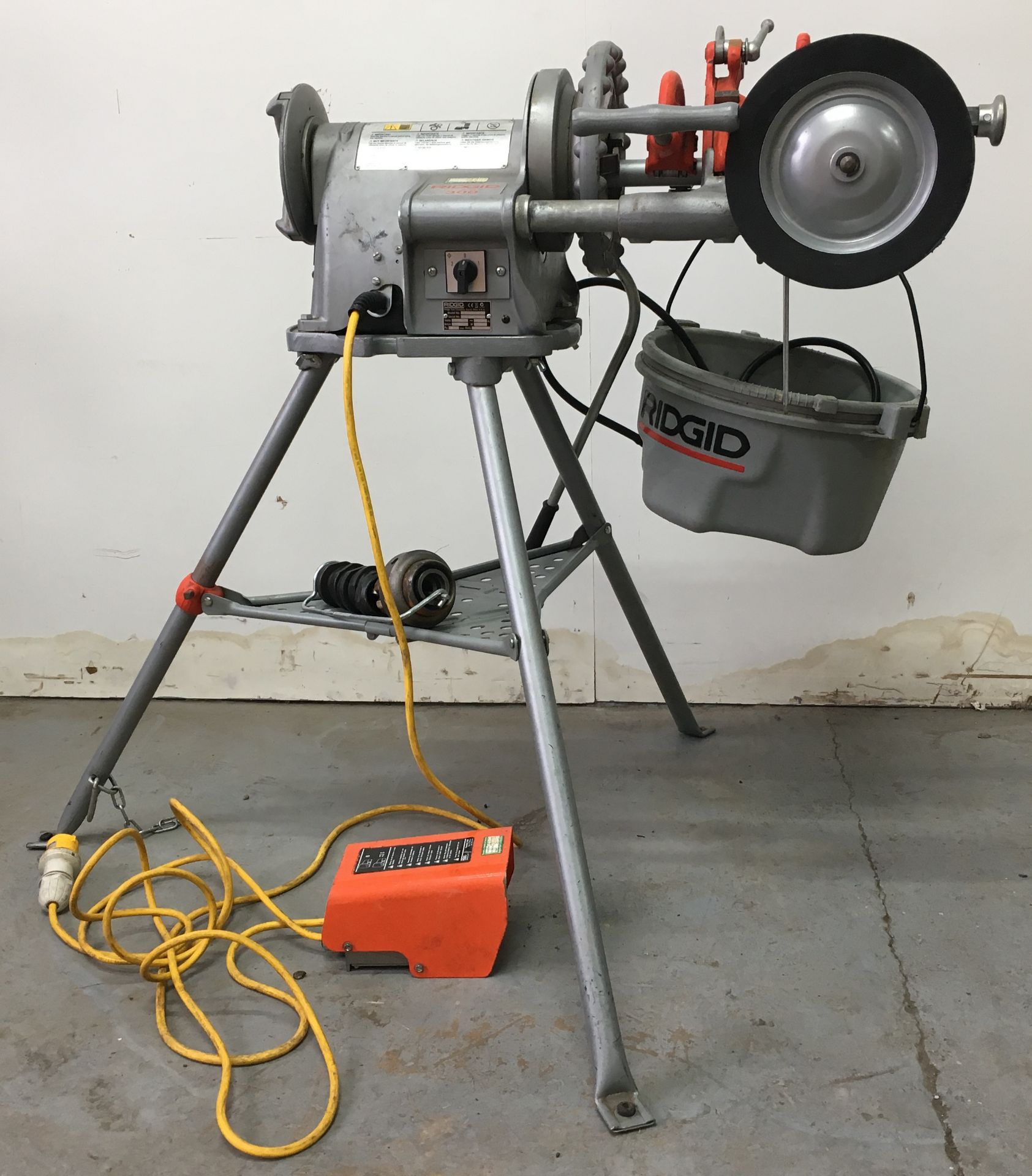 Ridgid 300 electric pipe threader with foot switch and oil bucket