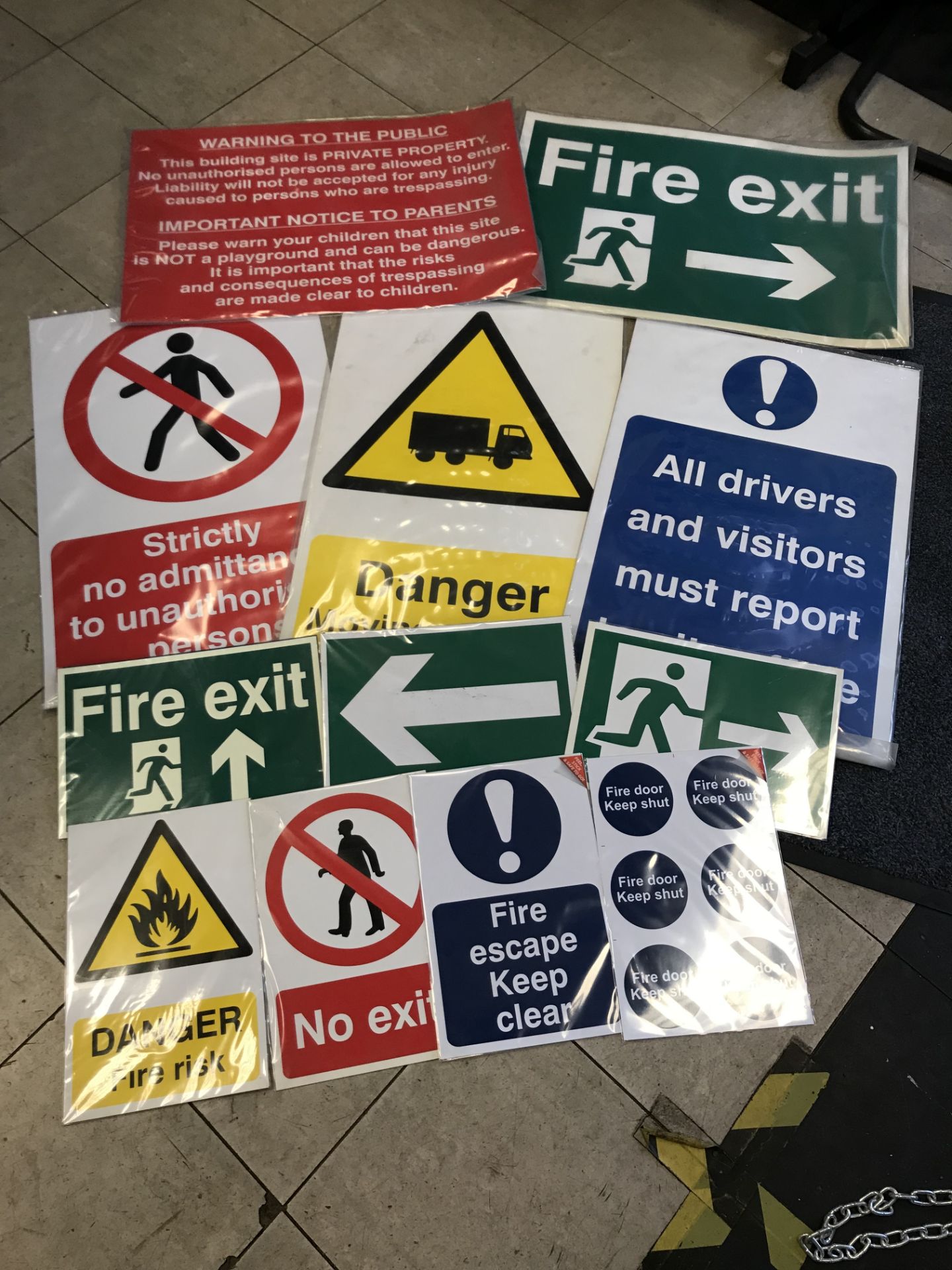 Quantity of Various Safety Signs (Adhesive & Magnetic) as per photos - Bild 3 aus 9