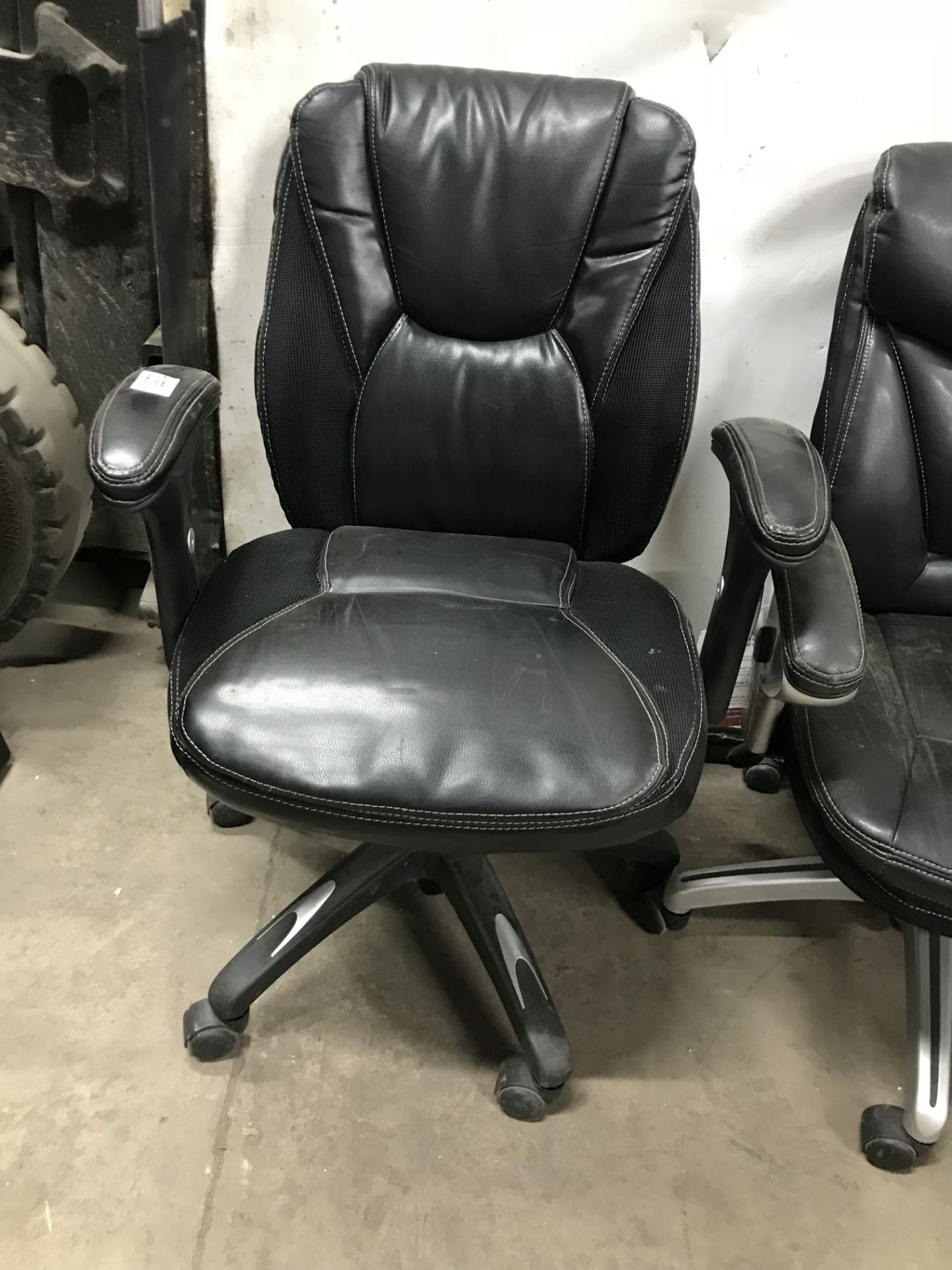 3 x Executive Office/Meeting Chairs - in Black - Image 4 of 4