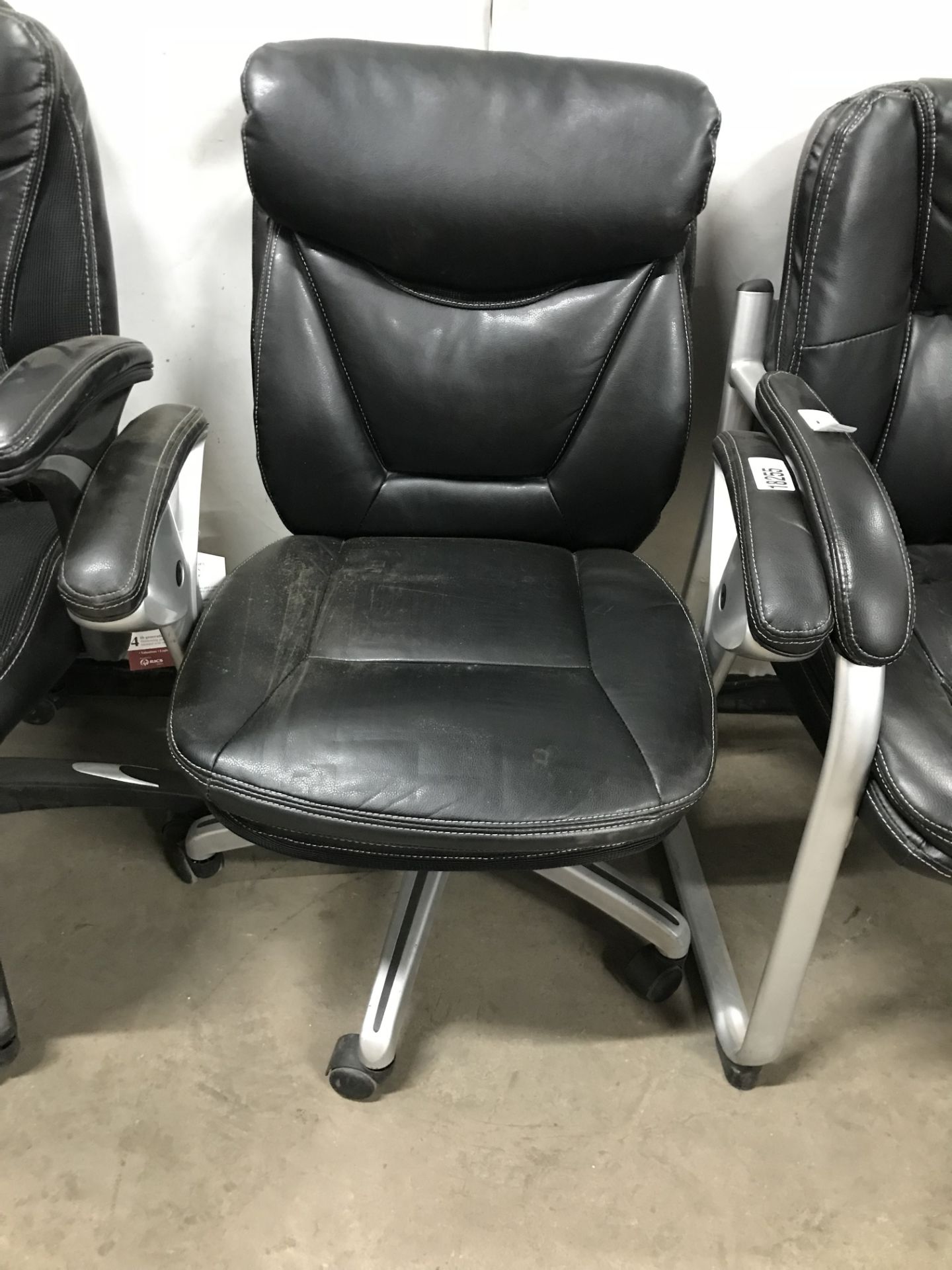 3 x Executive Office/Meeting Chairs - in Black - Image 3 of 4
