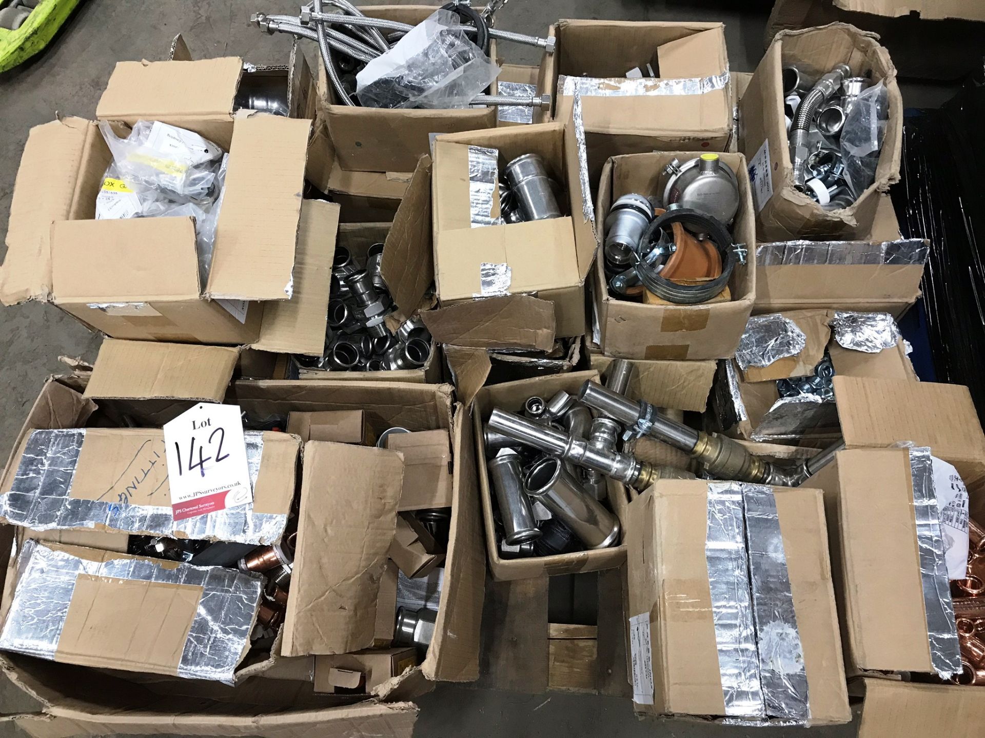 Quantity of various metal tees, elbows and fittings as pictured