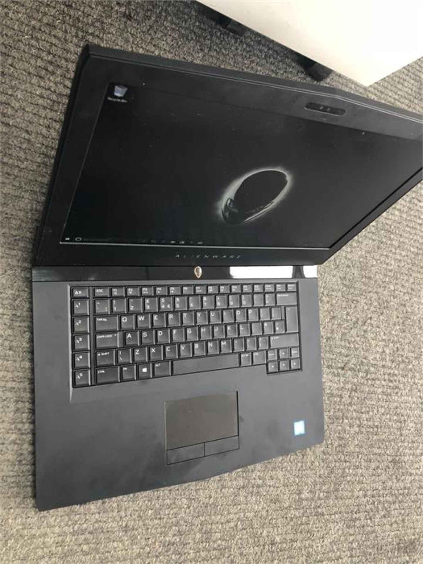 Alienware 15" R3 Gaming Laptop - Windows 10 - Intel i5 - 238GB - Image 3 of 7