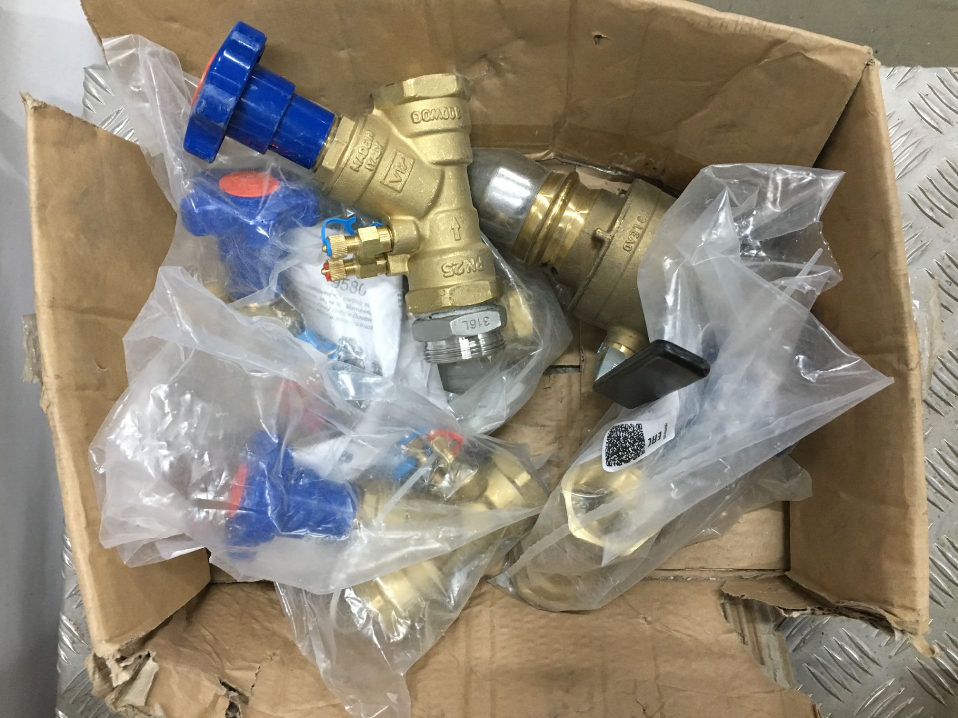 Quantity of regulating valves and accessories. See description. - Image 4 of 4