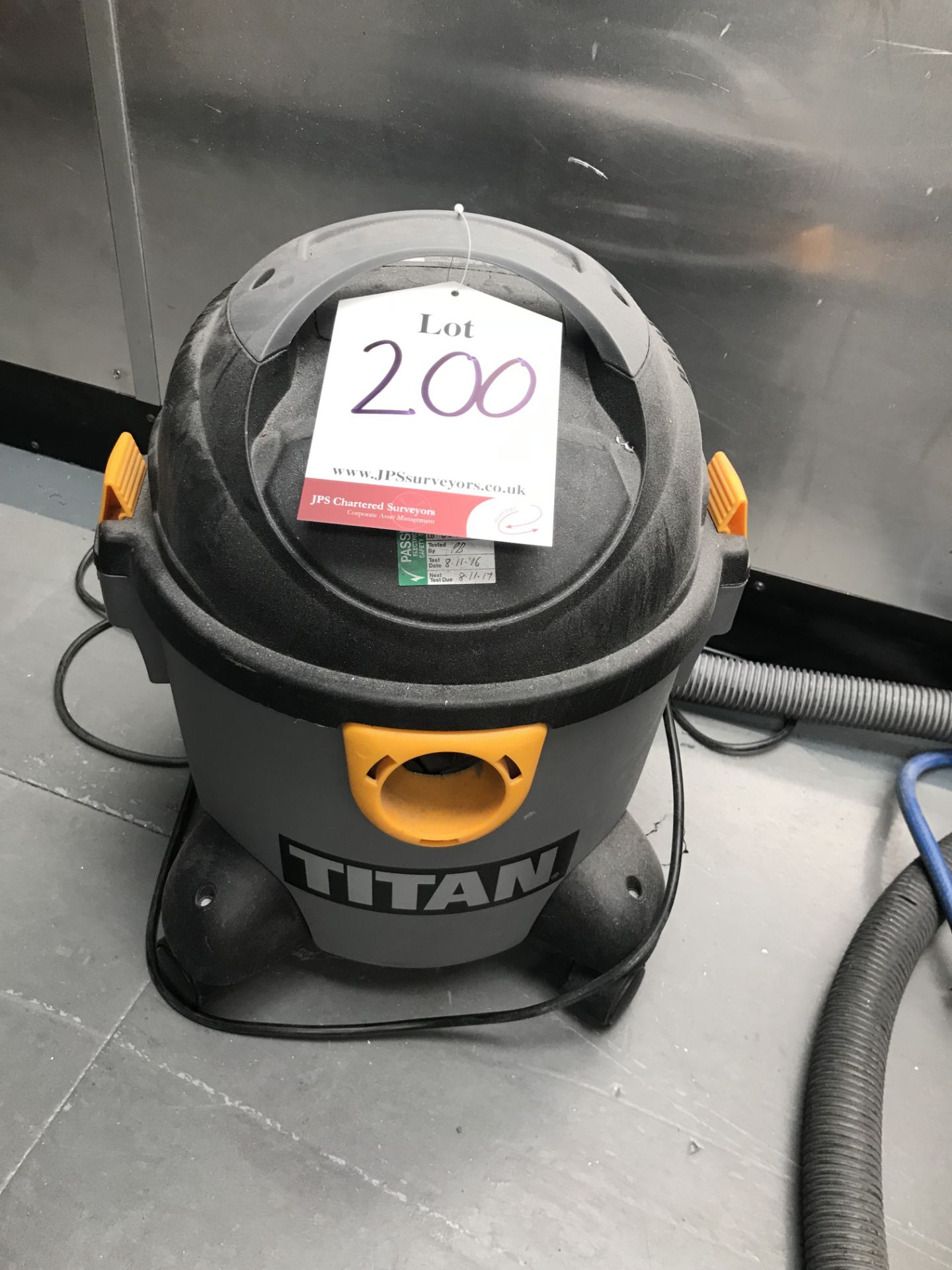 Titan TTB350VAC Wet/Dry Cylinder Vacuum