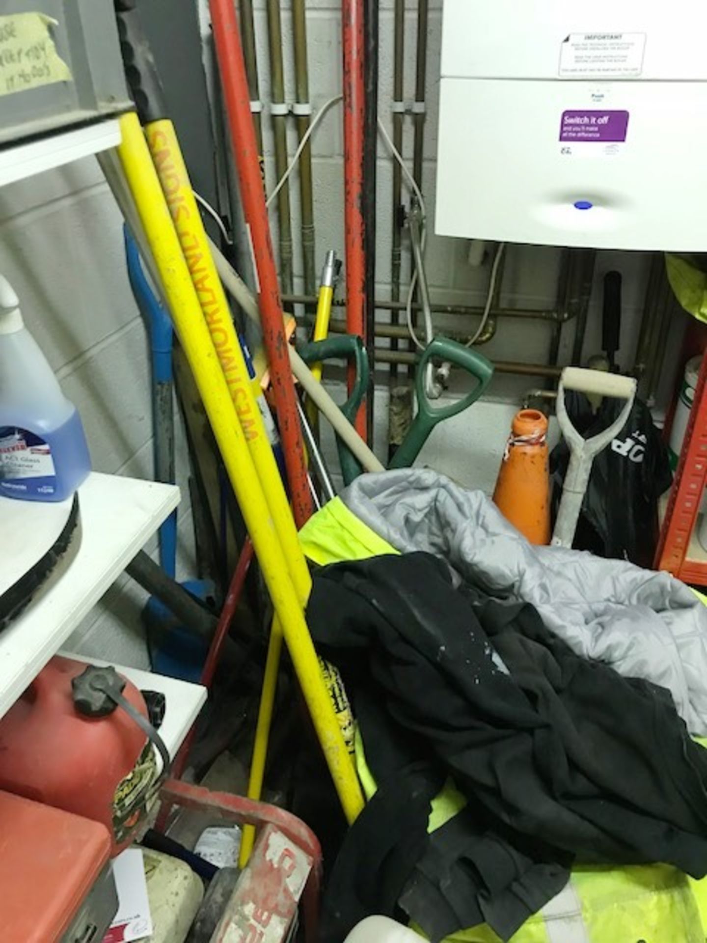 Contents of Store Room - As pictured - Bild 6 aus 12