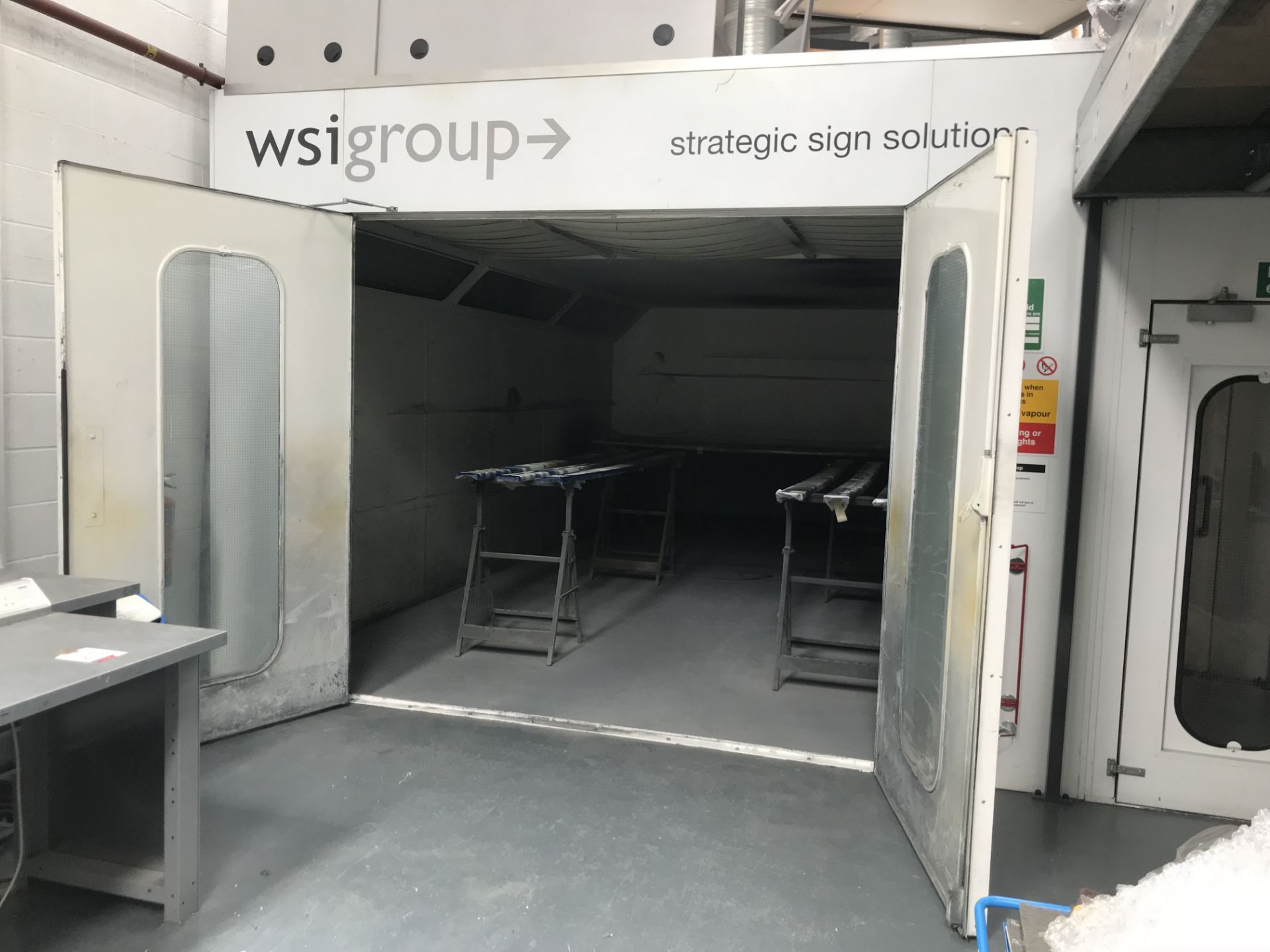 Spray Paint Booth - Internal Length: 6m x 4m x 2.30m - Includes Extraction Unit & Lighting - Bild 3 aus 11