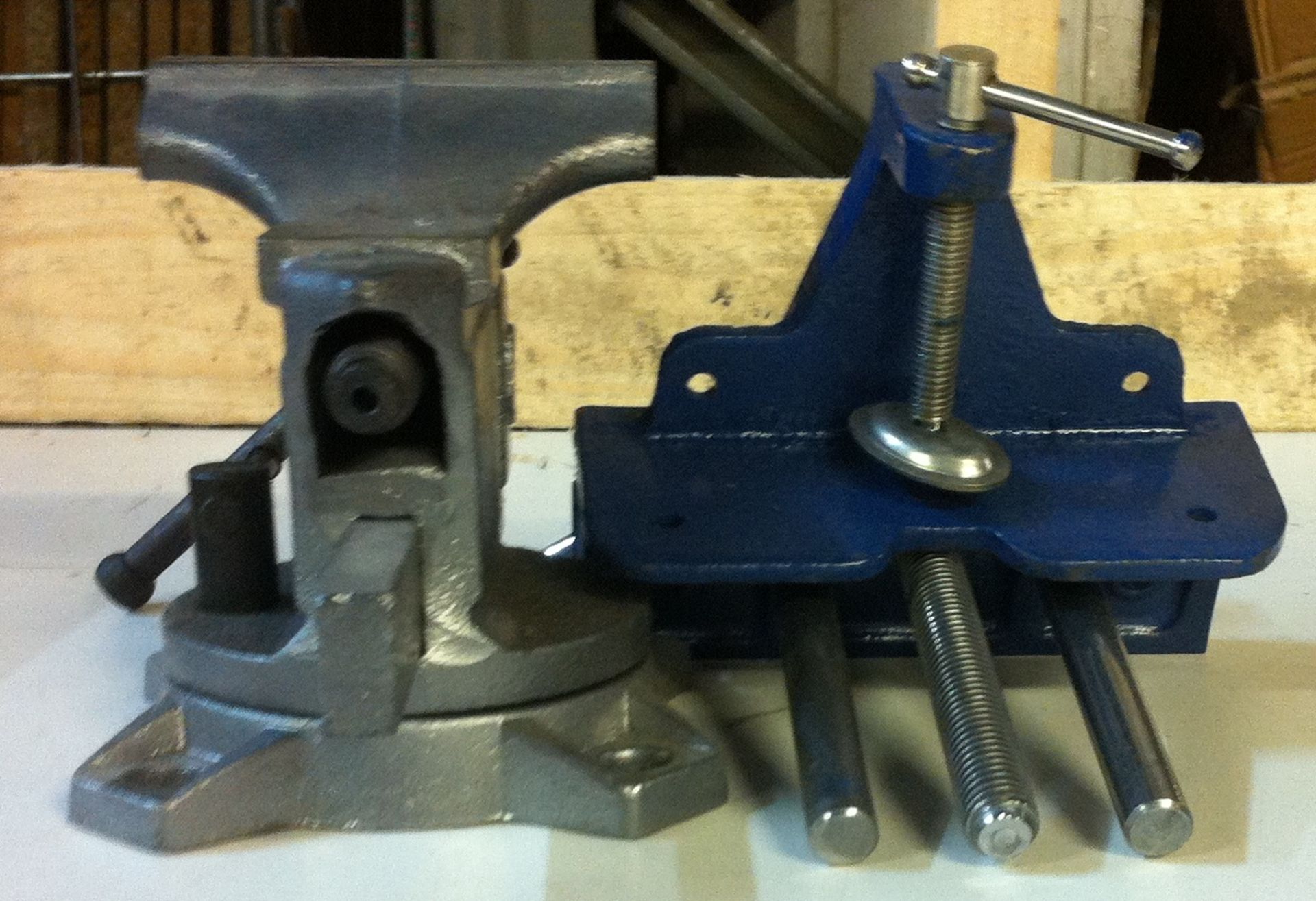 Mixed Lot of Various Tool Accessories: Quick Chucks; Wall Plugs; Flooring Clamp; Vices - Image 2 of 12