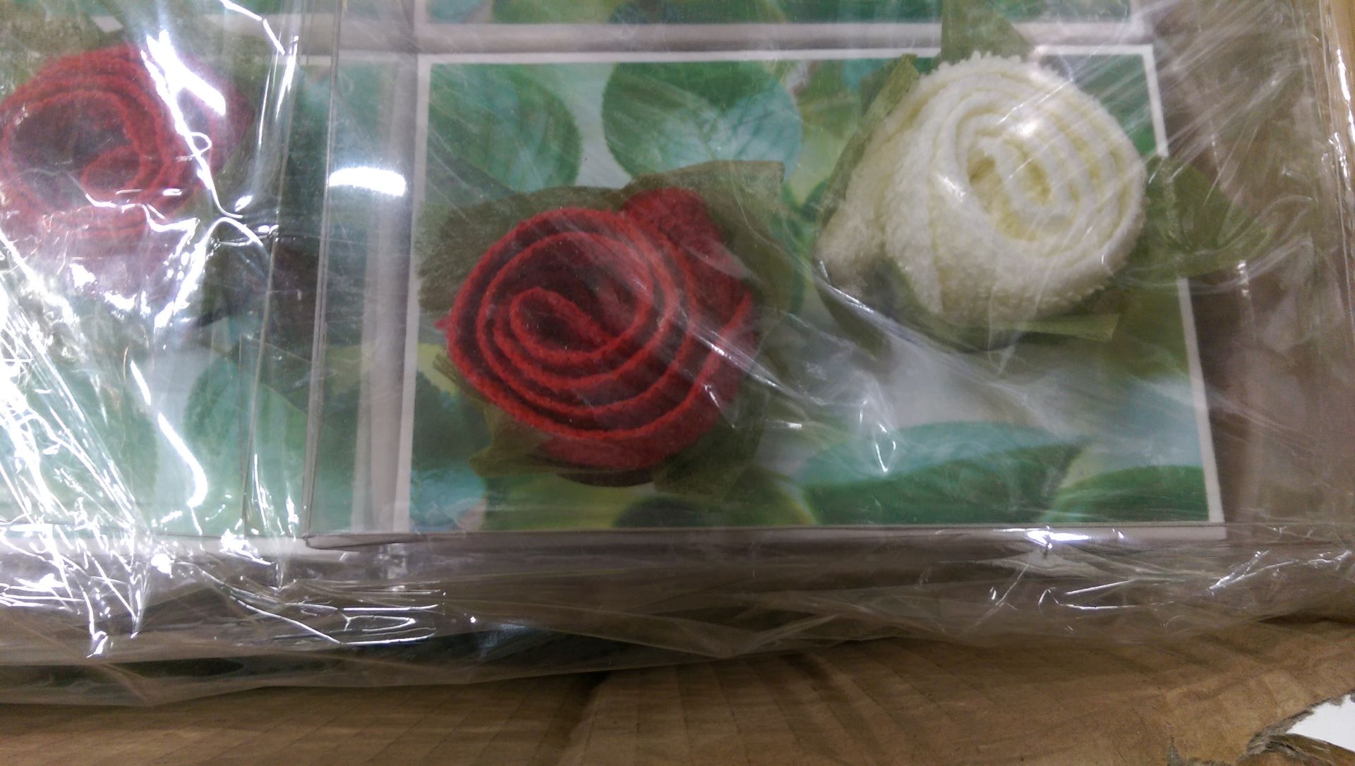 52 x Twin Rose Gift Sets - Image 2 of 2