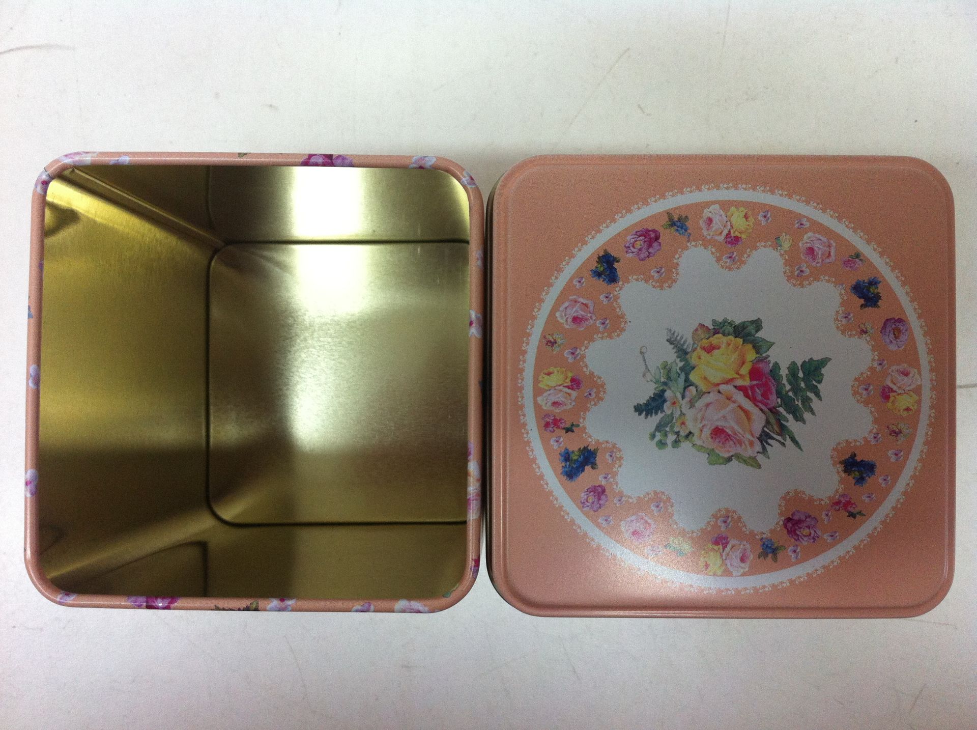 150 x decorative tins