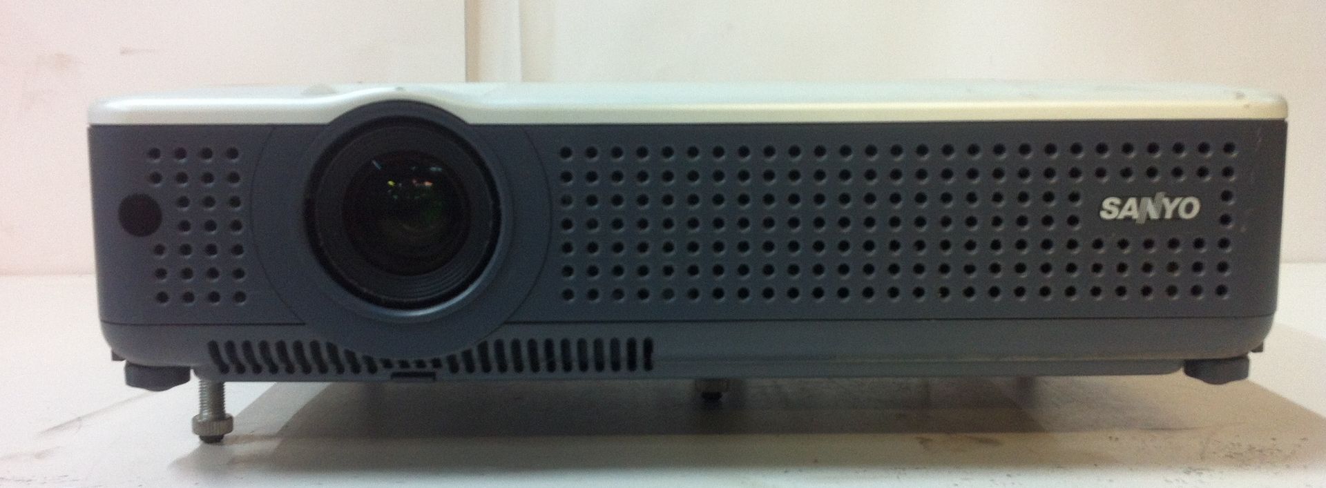 Sanyo pro multiverse projector - Image 2 of 3