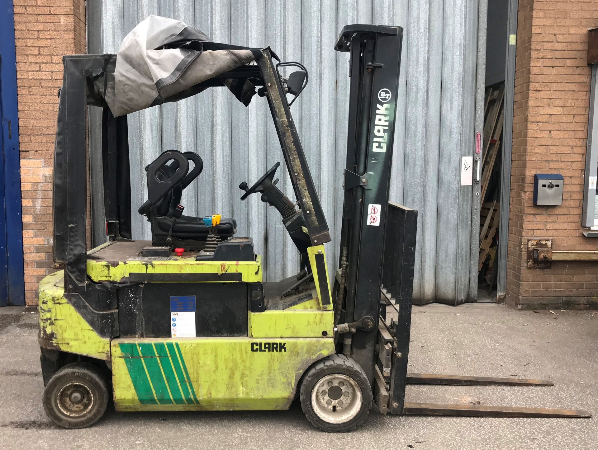 Clark CEM20SX Electric Forklift Truck | YOM: 1999 | Hours: 2374.1 w/ Charger - Image 4 of 9