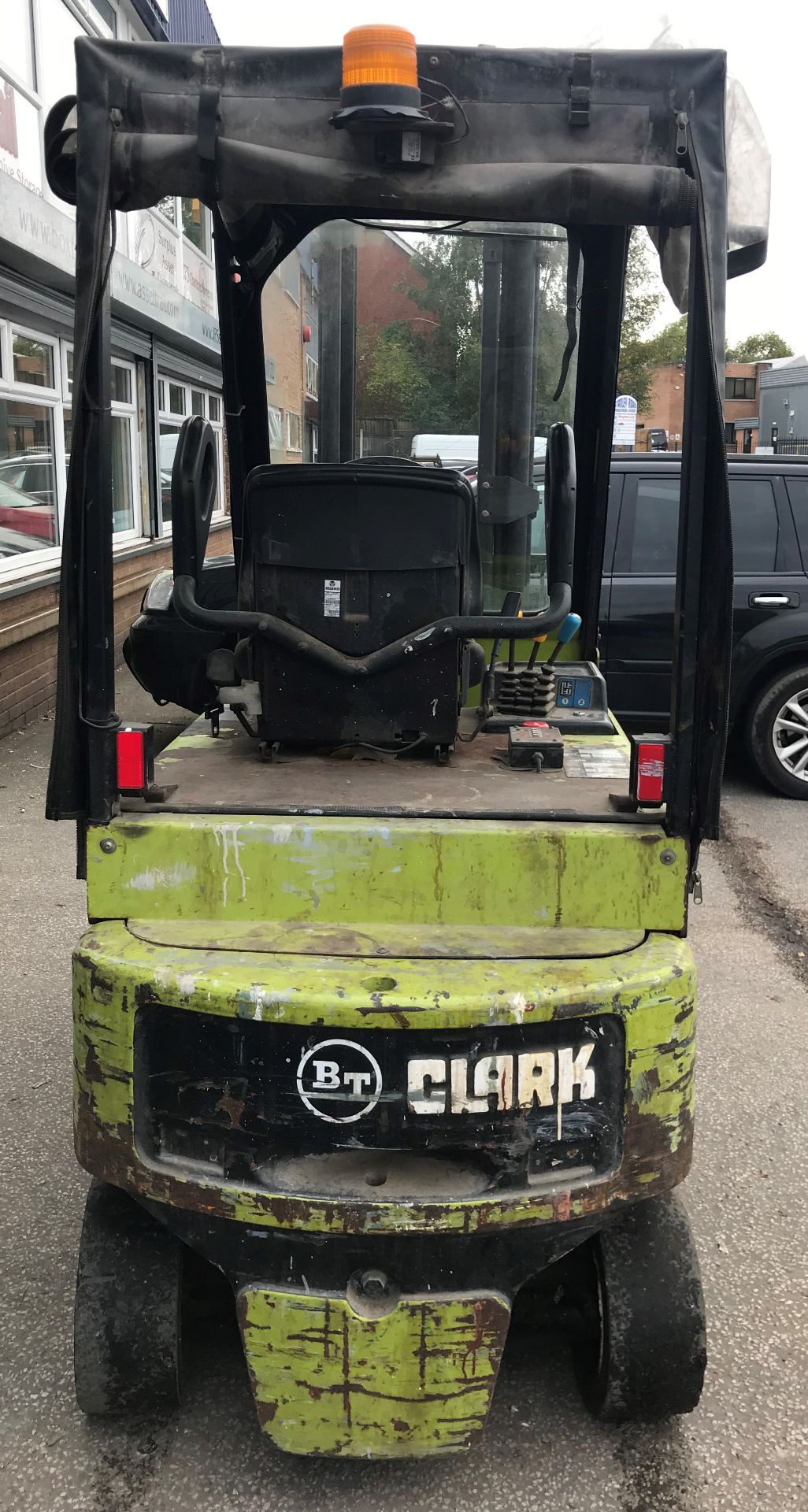 Clark CEM20SX Electric Forklift Truck | YOM: 1999 | Hours: 2374.1 w/ Charger - Image 5 of 9